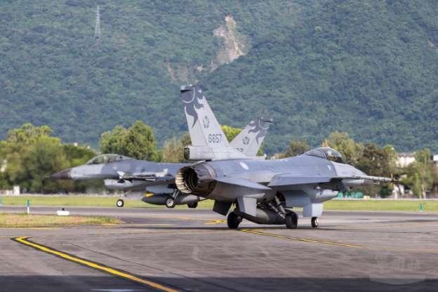 一架 F-16 戰機今天傳出在花蓮失聯消息,示意圖。(軍聞社提供)