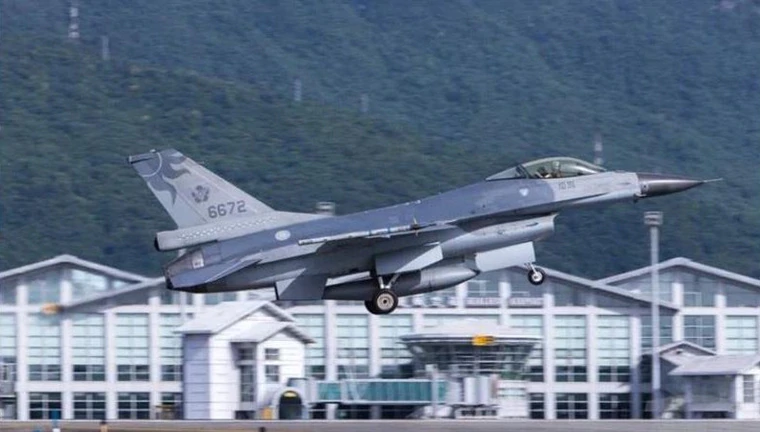 空軍第5聯隊第26作戰隊隊長蔣正志昨（17日）駕駛F-16A戰機起飛不久突失聯，目前正由海空全力搜救中。（翻攝自軍聞社）