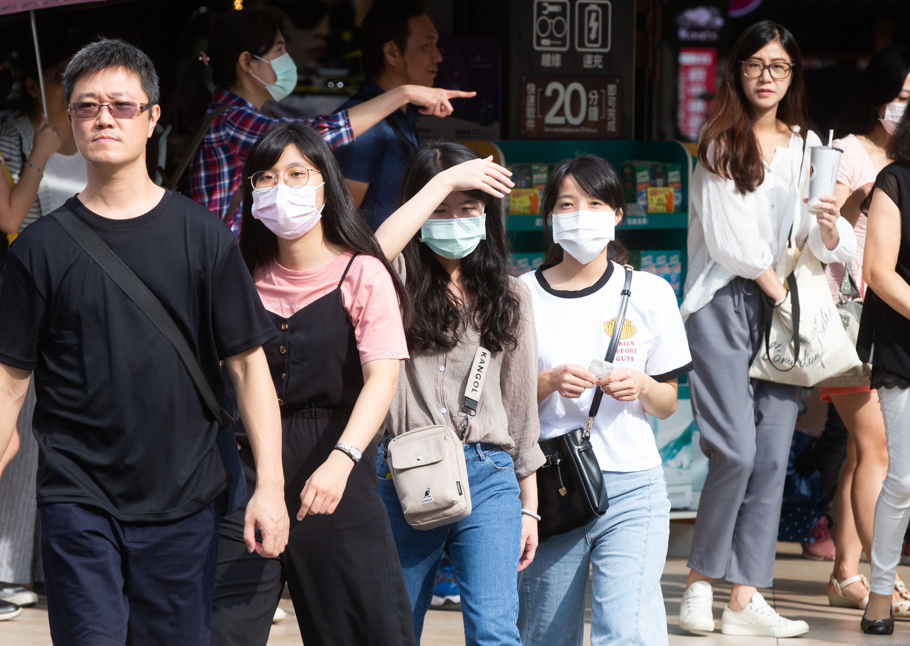 今（18日）各地天氣大多晴朗穩定，僅東半部沿海地區有零星降雨。