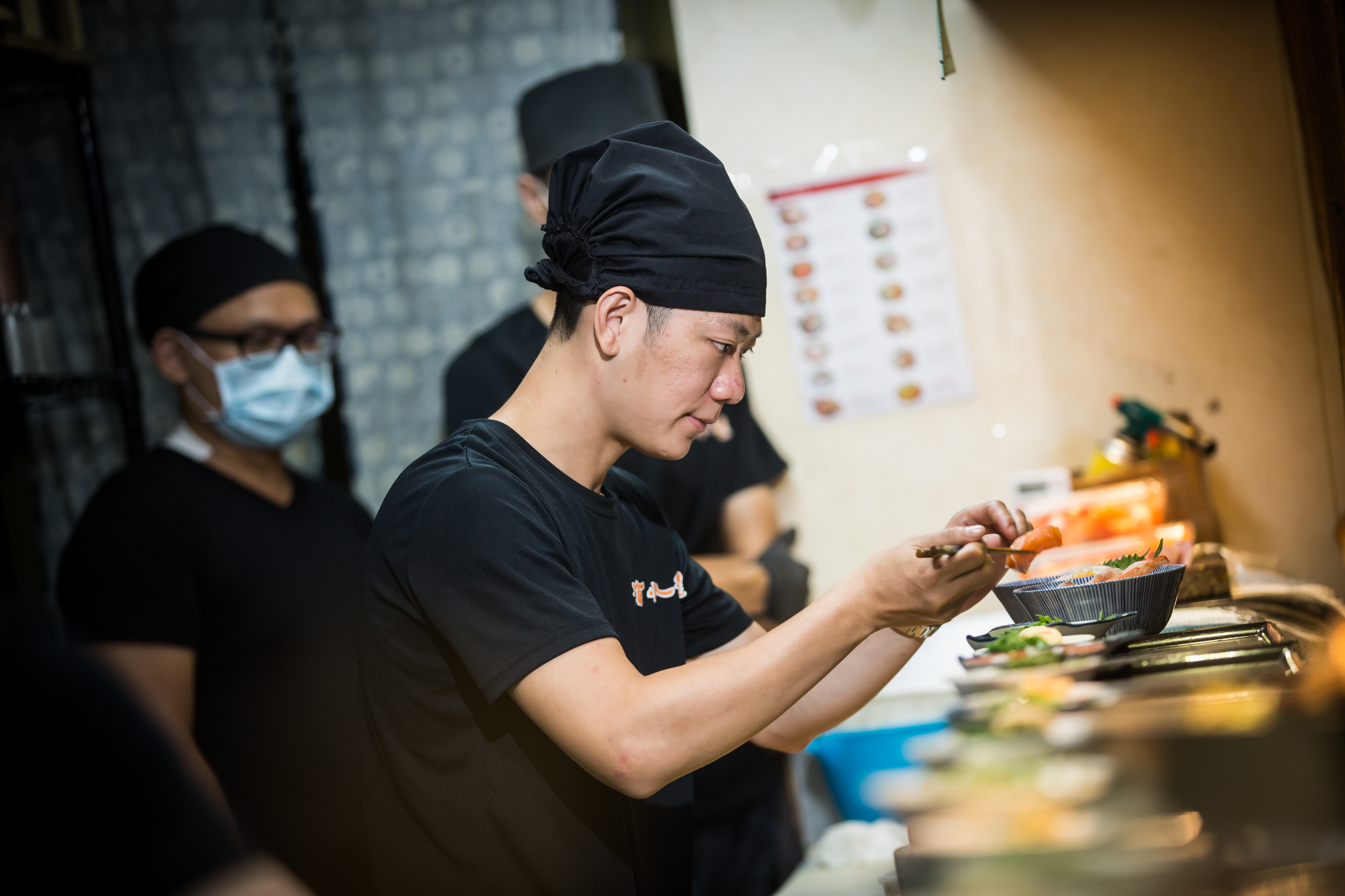 在育幼院長大的陳煥傑，以日本料理一圓創業夢，在內湖地區開了2家專攻生熟食丼飯的澄食小人屋。