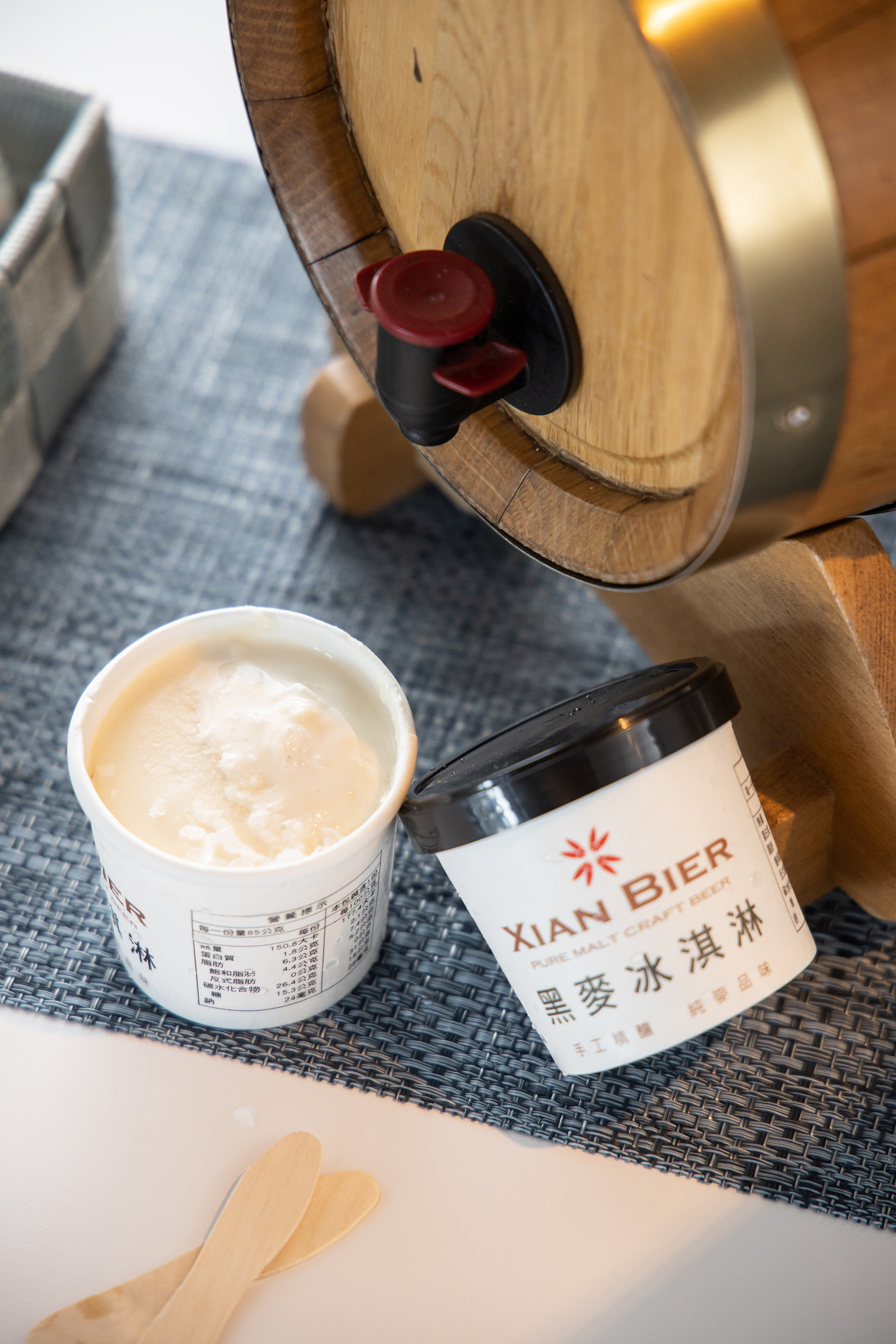 使用無酒精麥汁製作的「純麥冰淇淋」「黑麥冰淇淋」,美味又營養。(皆45元/個)