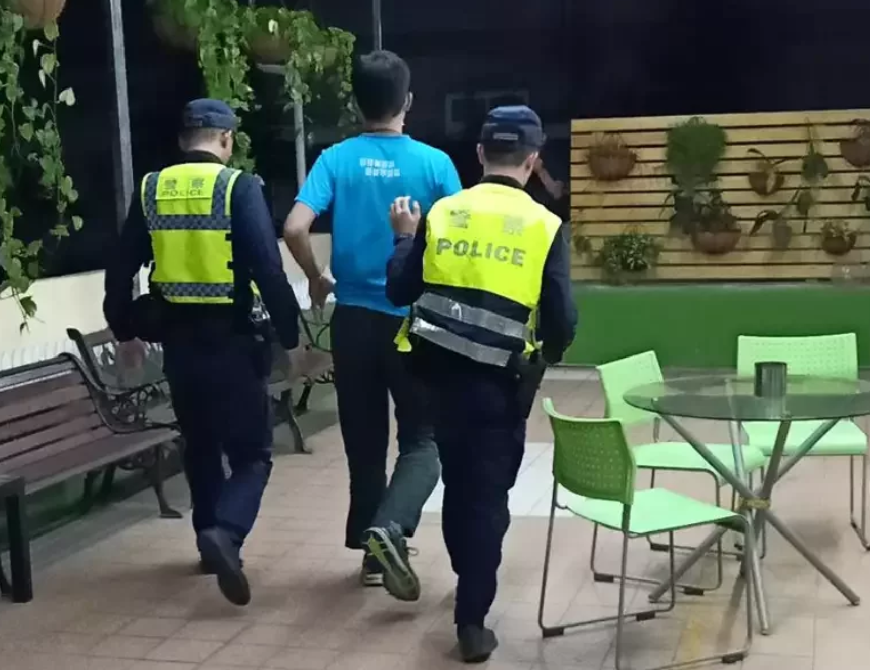 葉姓男子涉嫌在眾目睽睽下擄走小孩，遭警方逮捕。（翻攝畫面）
