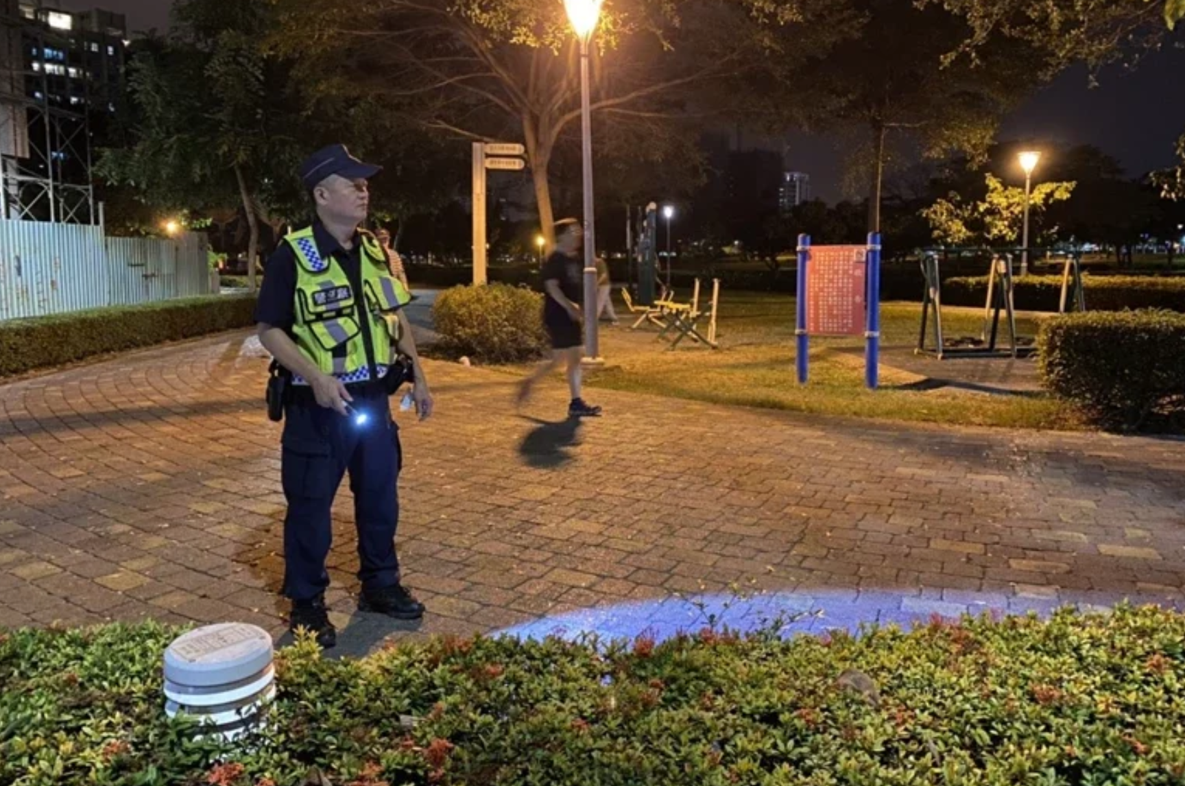 警方在案發公園加強巡邏。（翻攝畫面）