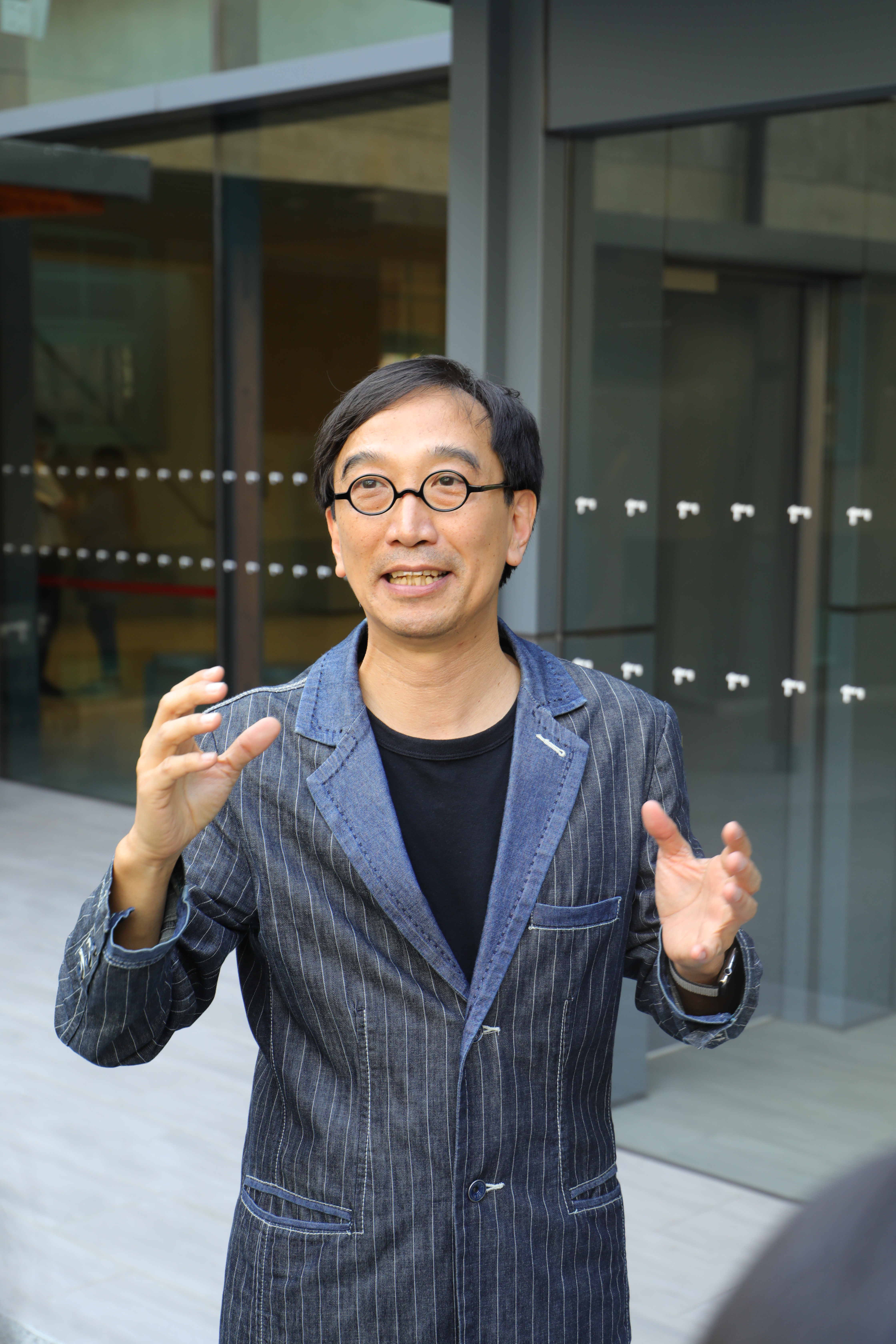 建築師黃明威以新舊並存的自然結合，以木頭重新呈現老屋特色，並且彰顯嘉義木都的特色。