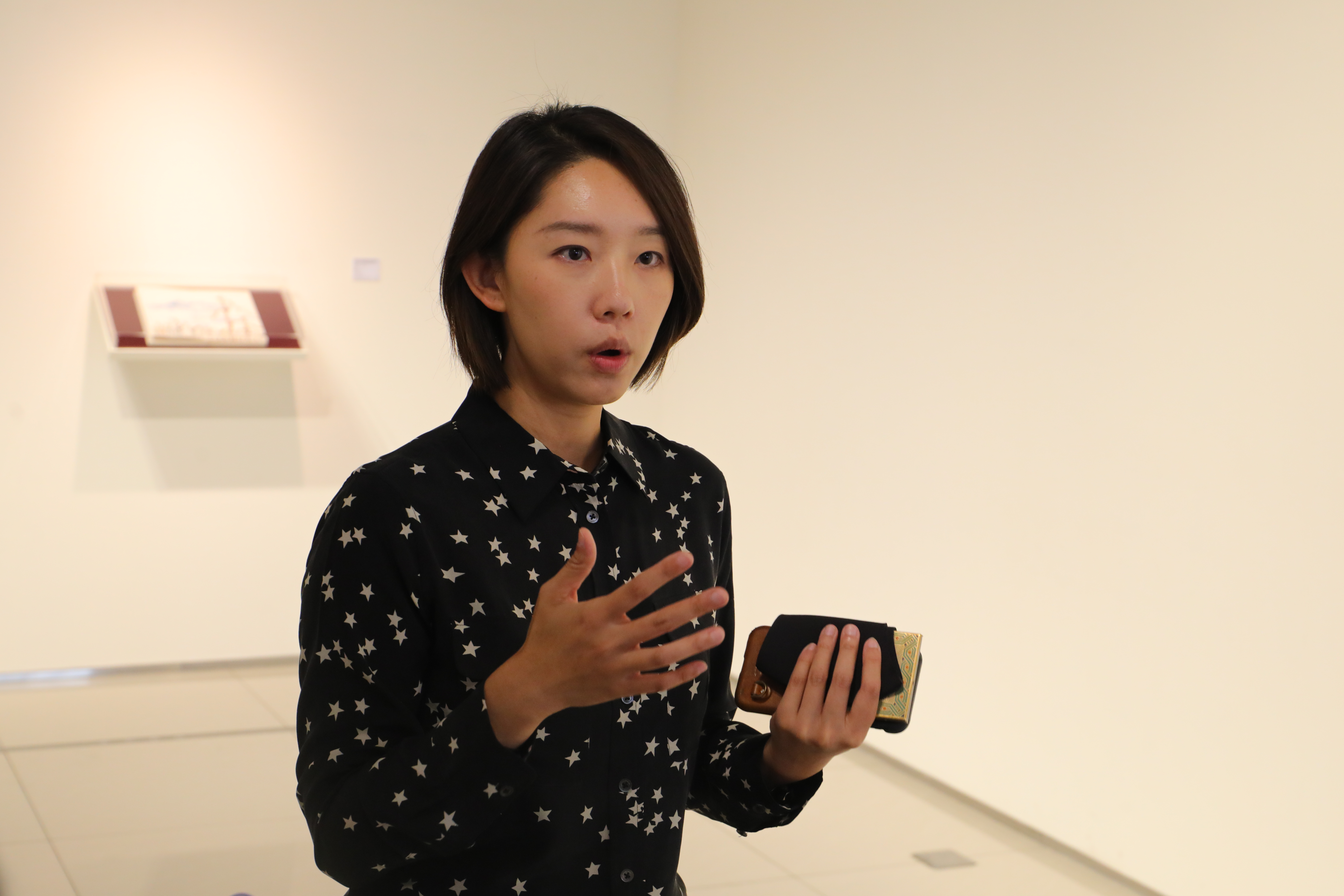 館長賴依欣對策展有相當豐富的經驗，並以淺顯易懂的方式解說藝術品。