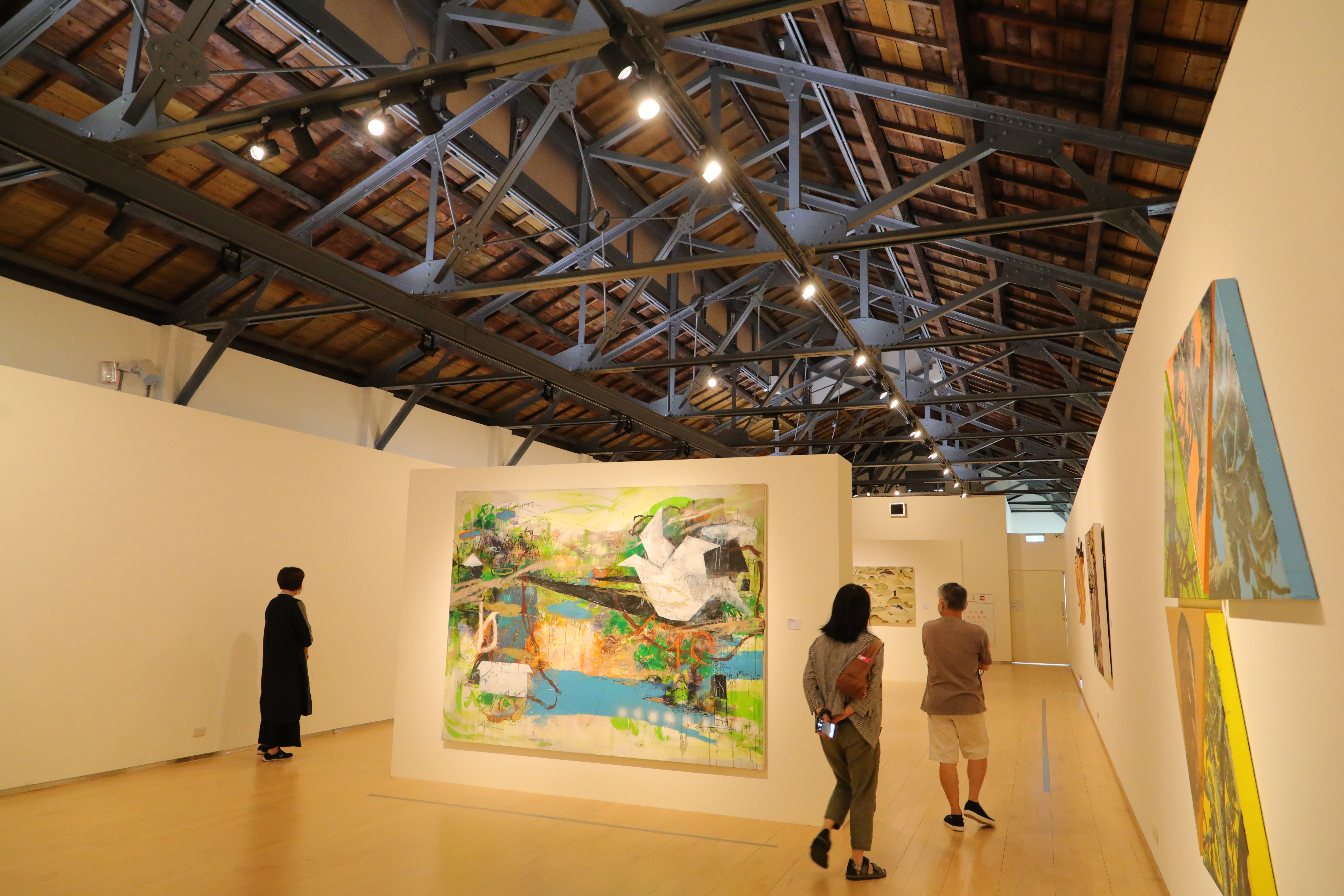開闊的展場空間，以內在風景為主題，展出不同畫家作品。