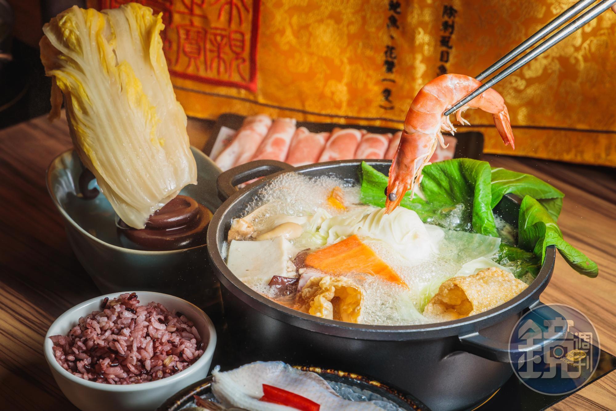 野爺鍋物「翠玉白菜鍋」愈煮愈香的酸白菜，配上蝦子、虱目魚肚等海鮮，酸香可口。（布袋海鮮鍋340元，湯頭另加99元）