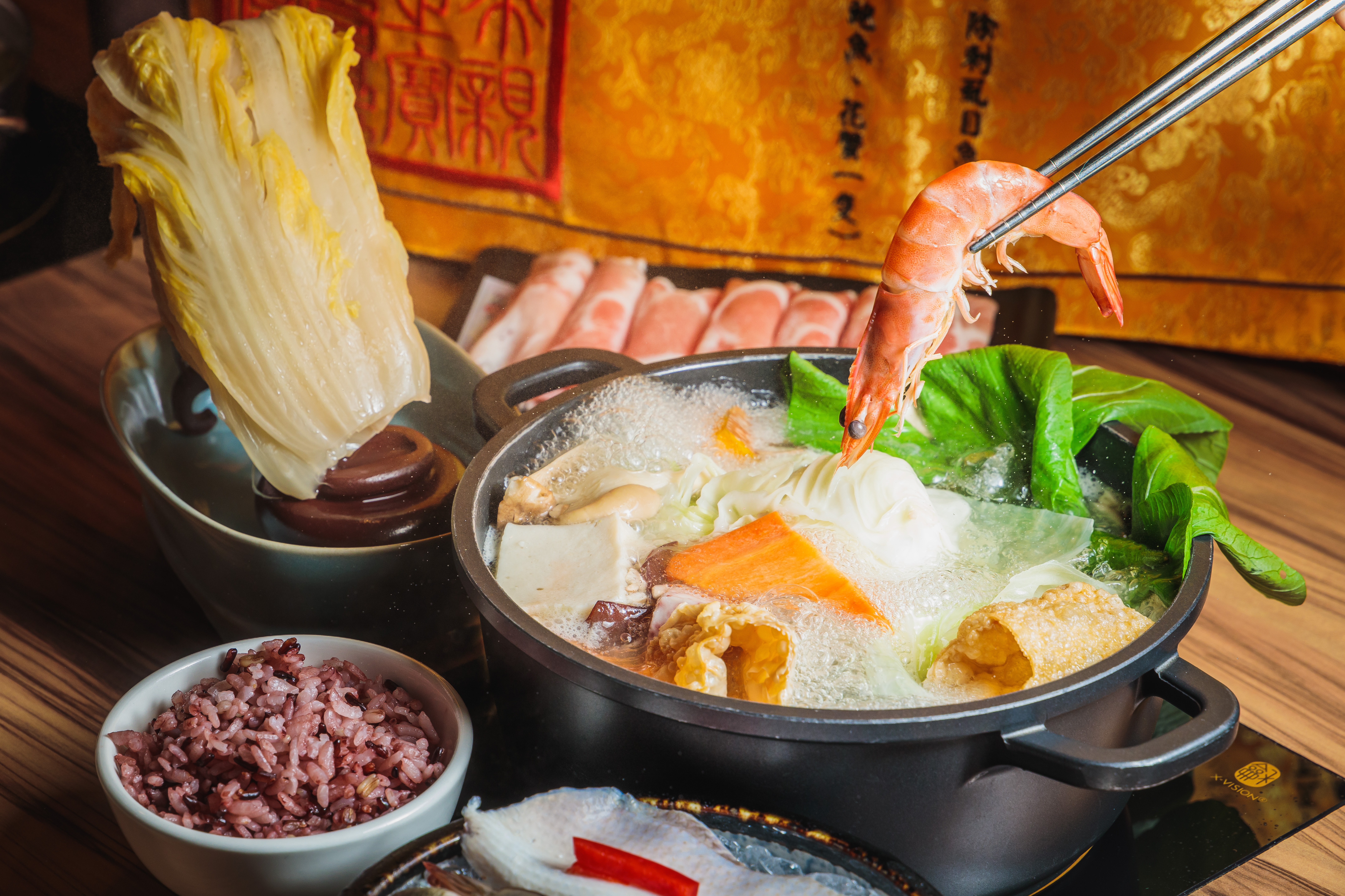 野爺鍋物「翠玉白菜鍋」愈煮愈香的酸白菜，配上蝦子、虱目魚肚等海鮮，酸香可口。（布袋海鮮鍋340元，湯頭另加99元）