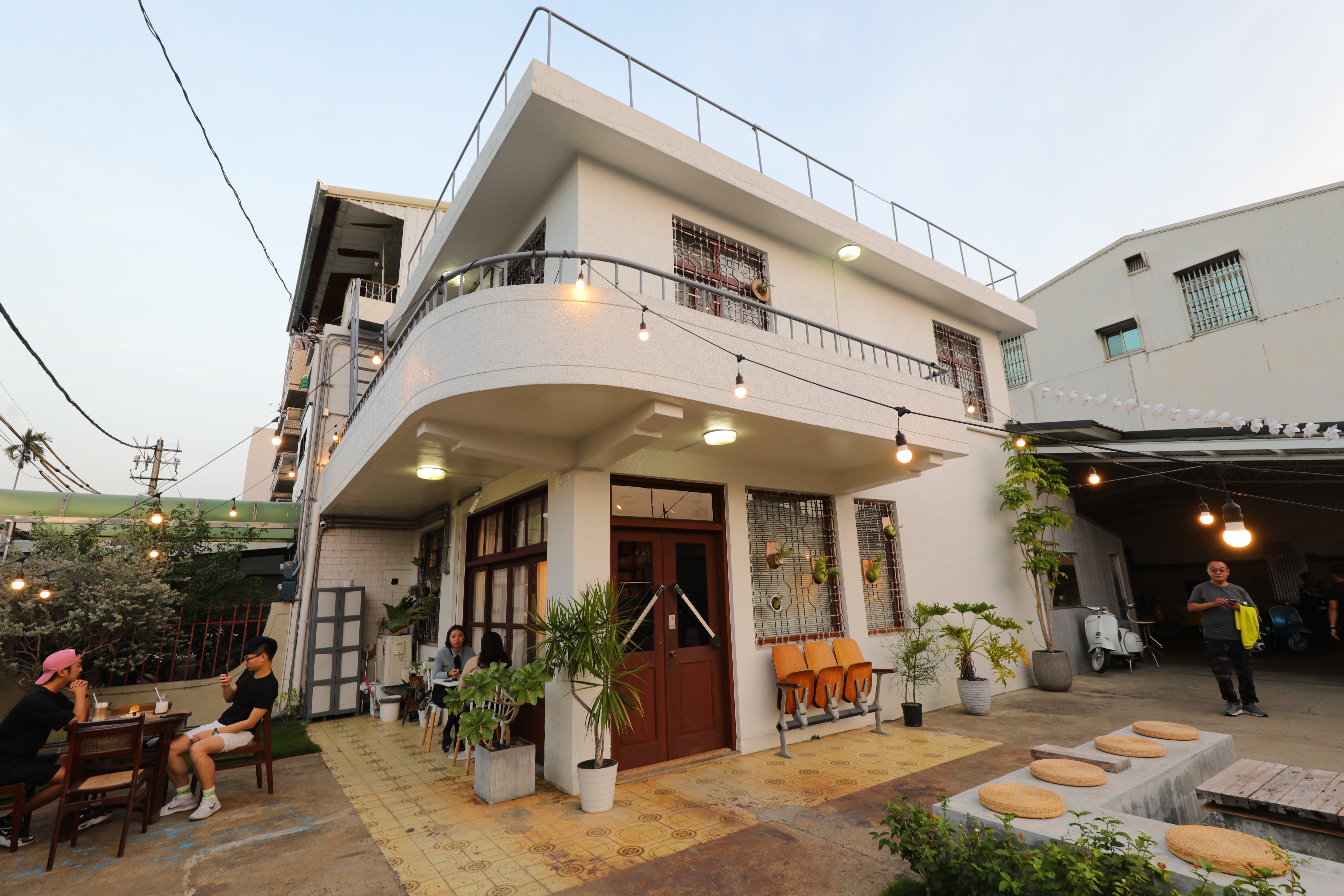 「起風」前身為中油宿舍，二層樓的老屋建築。