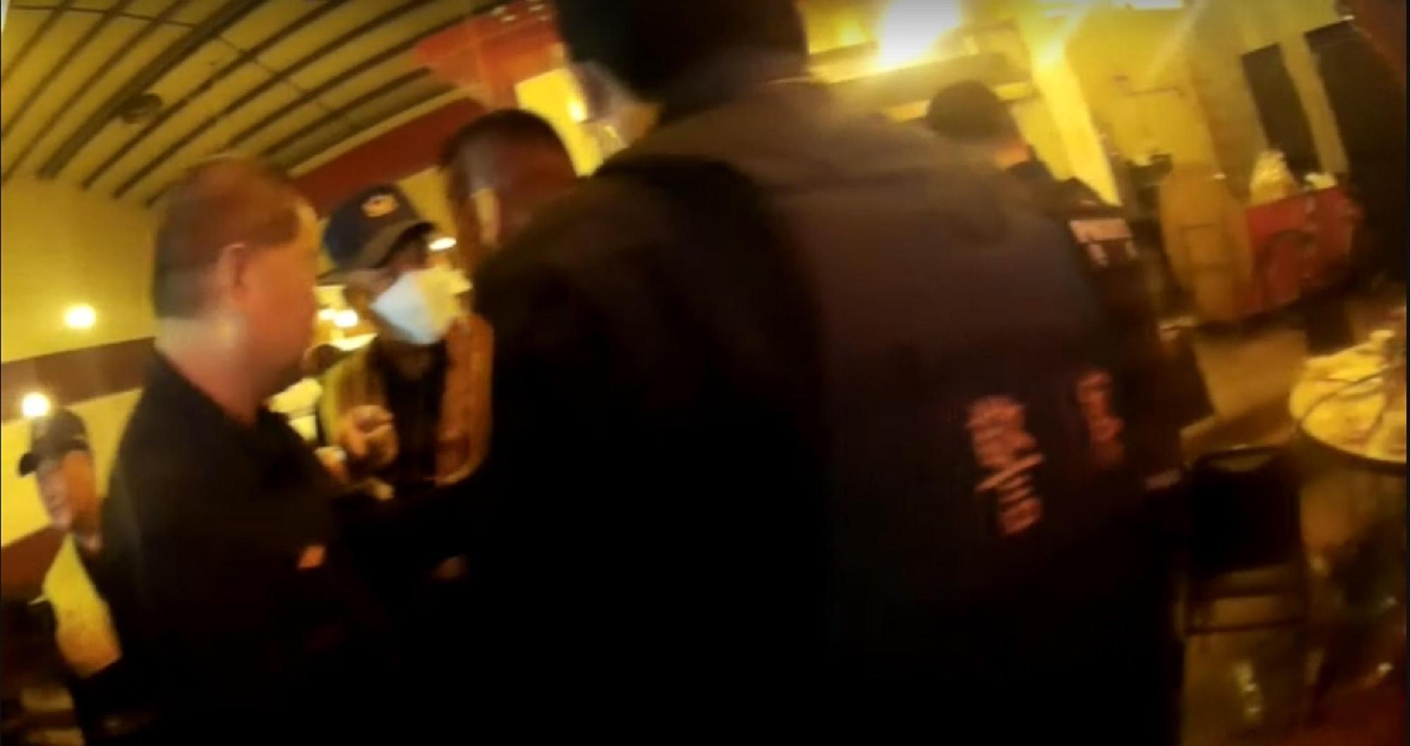警方到場後將涉嫌群毆男子帶回警局。(翻攝畫面)