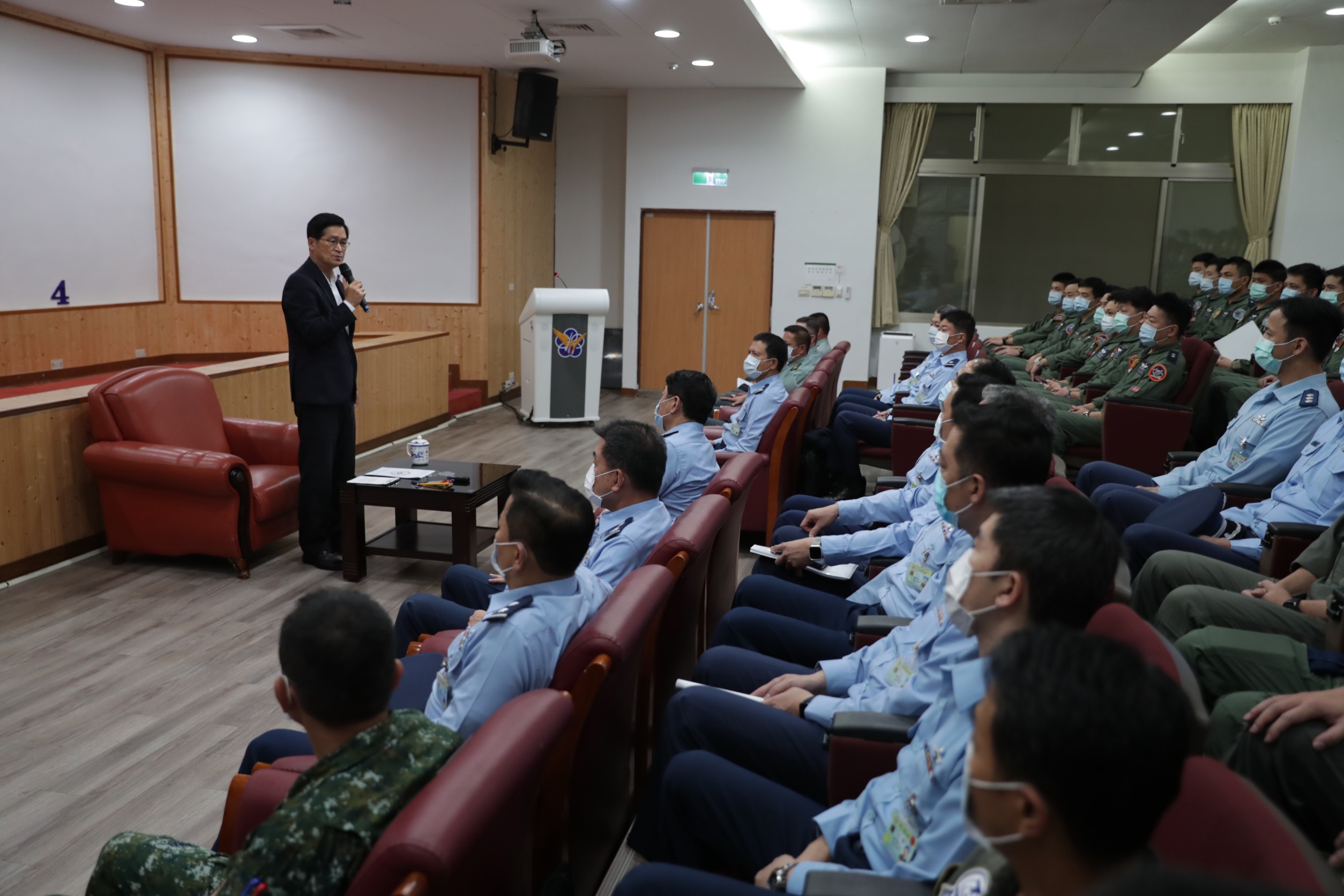 國防部長嚴德發視導空軍第五聯隊，期勉官兵堅守保家衛國崗位。（軍聞社提供）