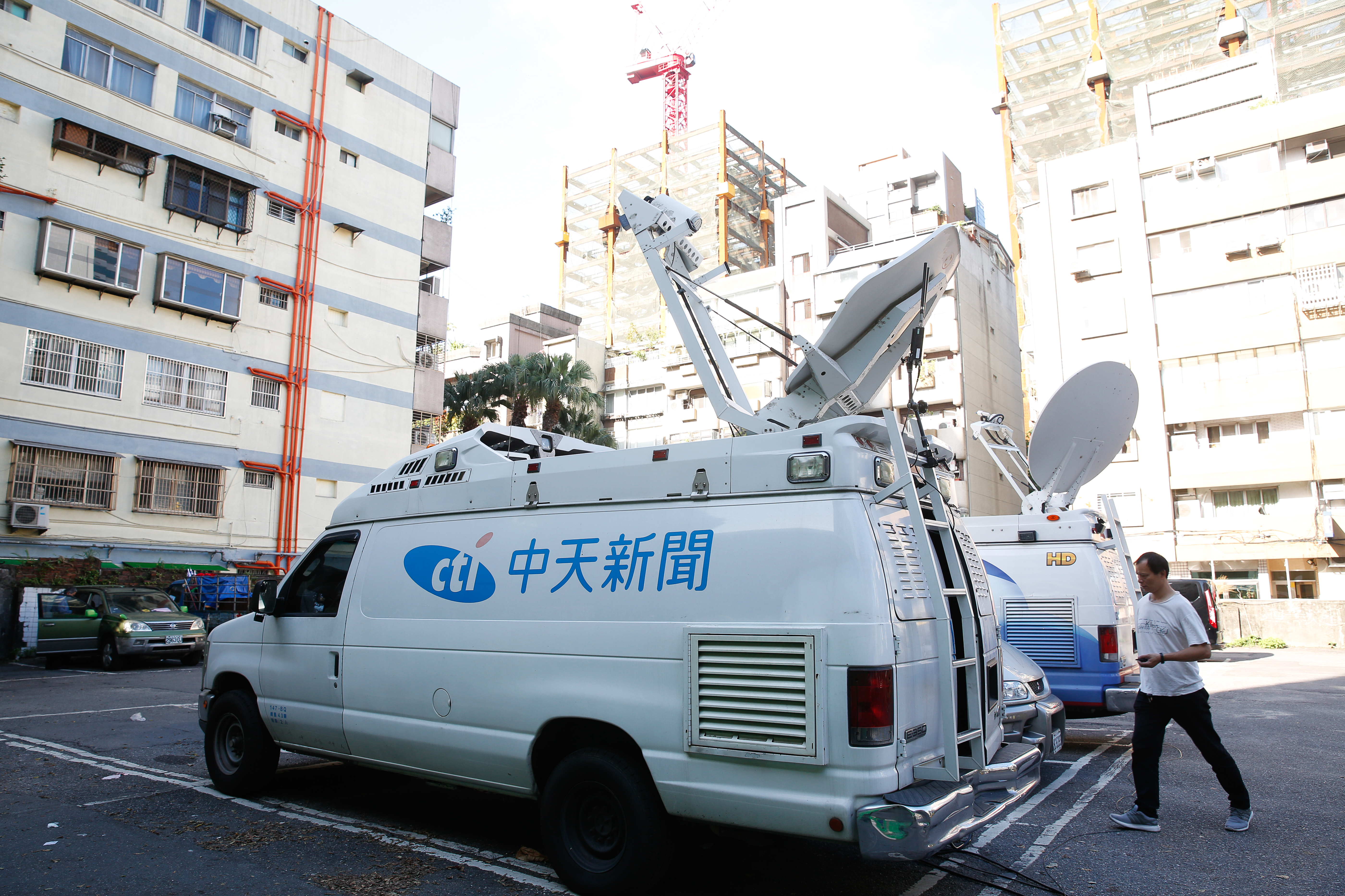 針對中天新聞台與中天綜合台執照到期，國家通訊傳播委員會（NCC）在今日進行的審查會後宣布，新聞台不予換照，綜合台則有條件過關。圖為中天新聞台SNG車。
