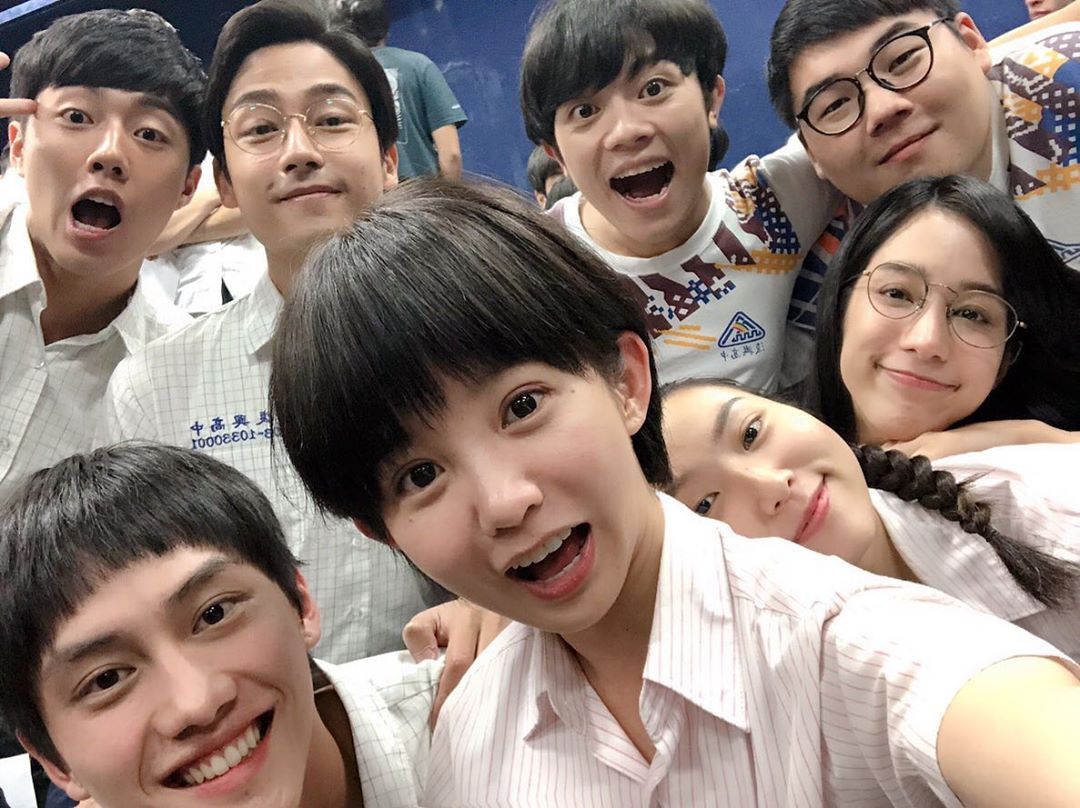 郭書瑤（中）演出《通靈少女》的高中生仙姑，怕火的她努力克服，也苦練台語。（翻攝自郭書瑤IG）