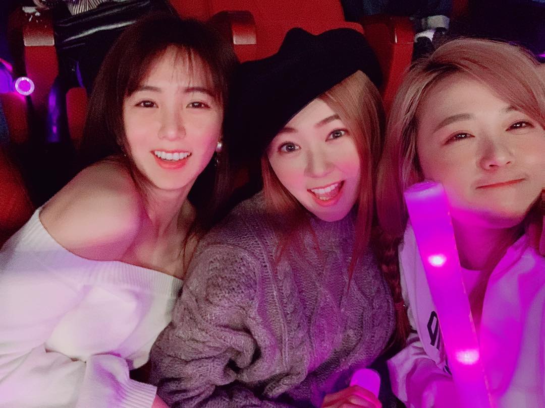 郭書瑤（左）私下常跟閨蜜詹子晴（中）相揪看演唱會。（翻攝自郭書瑤臉書）
