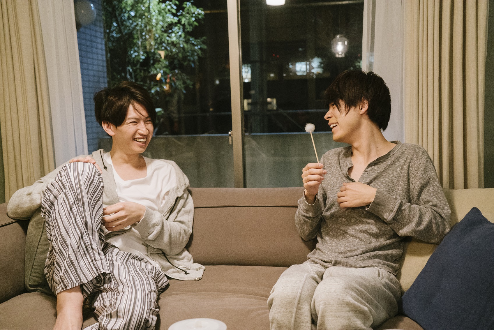 成田凌（右）和大倉忠義在《愛在末路之境》演起情侶很有火花，電影中成田還替大倉清耳朵。（車庫娛樂提供）