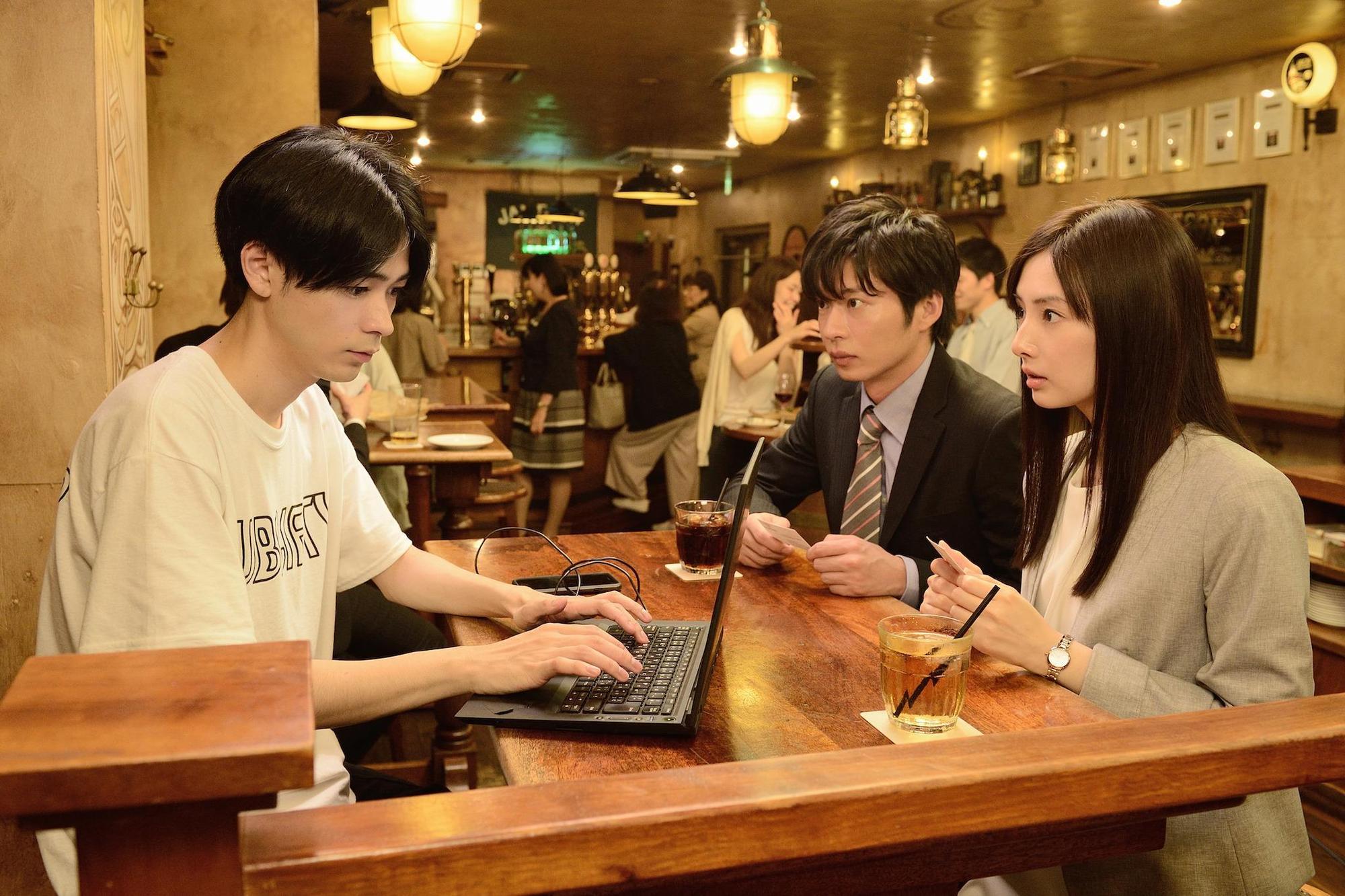 成田凌(左)在北川景子主演的《原本以為只是手機掉了》演技出色,獲日本電影學院獎新人獎肯定。(車庫娛樂提供)