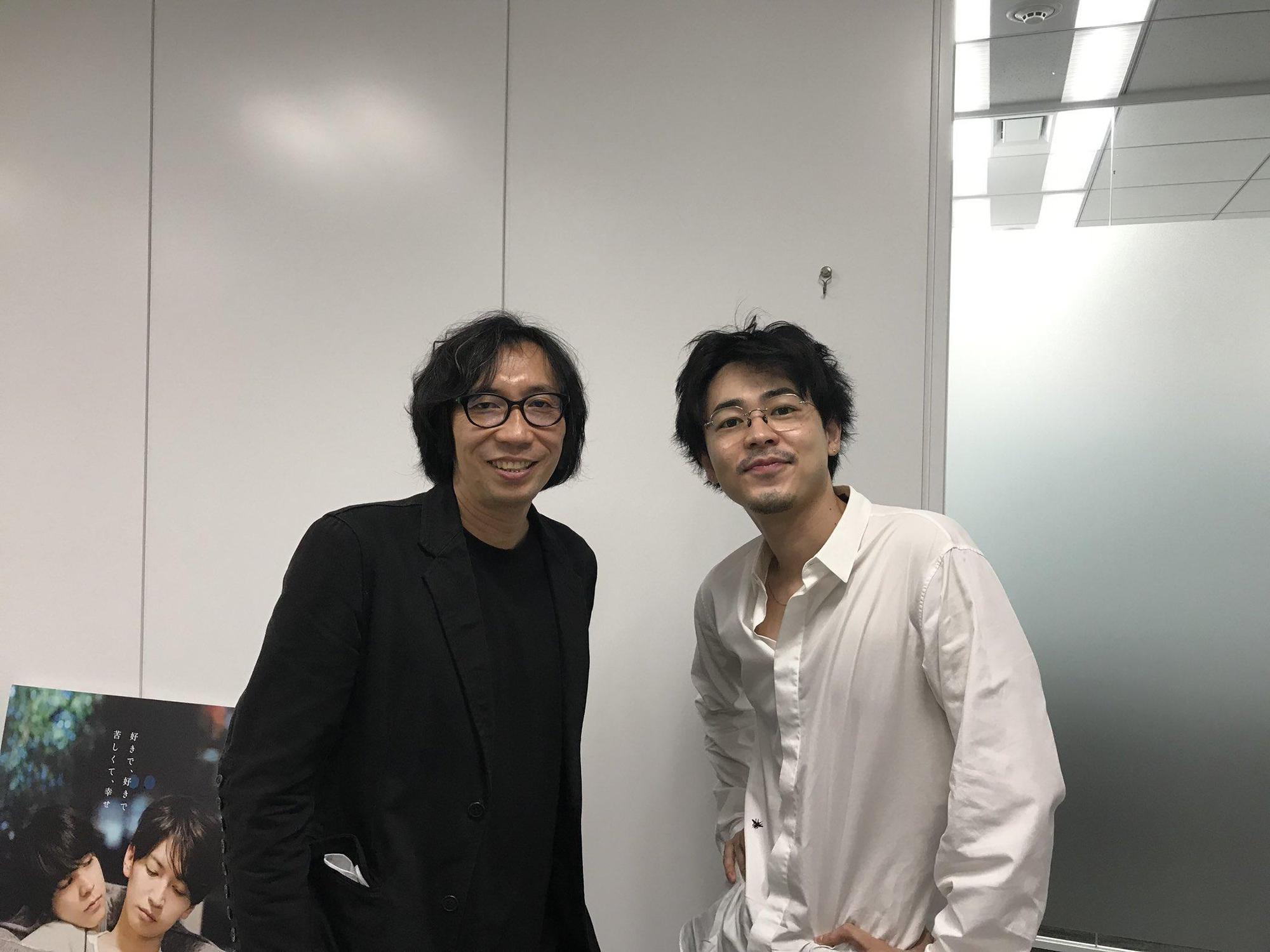行定勲(左)和成田凌在電影開拍前詢問不少同志意見,將其反應在作品中。(翻攝自《愛在末路之境》Twitter)