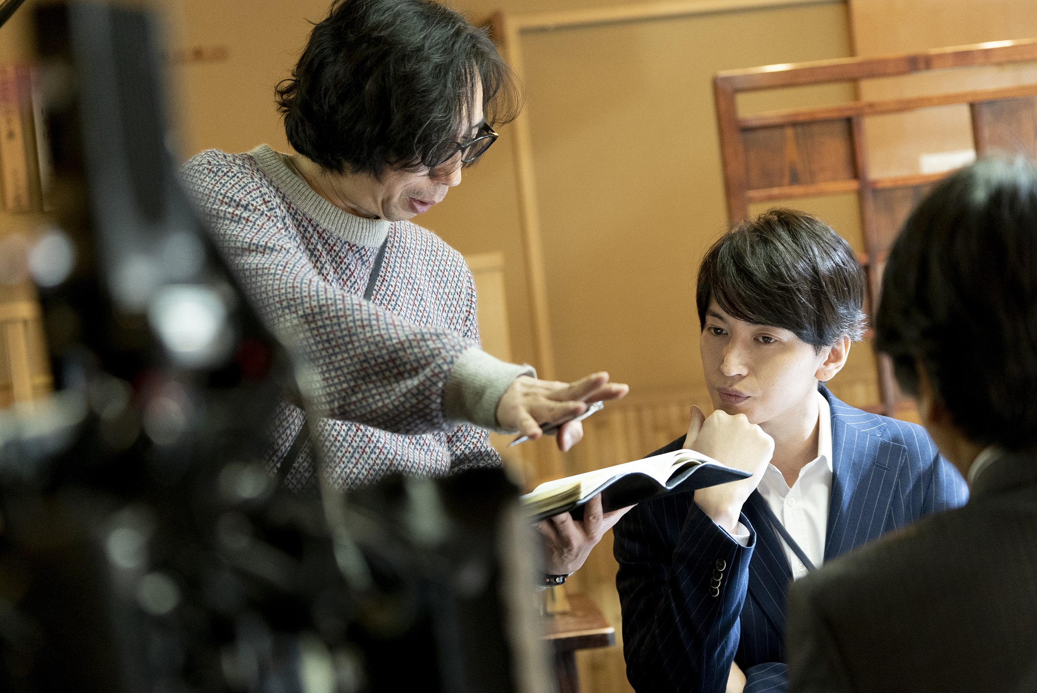 行定勲（左）稱讚大倉忠義個性謙虛，在片場總是虛心接受指導並迅速吸收反映到角色上。（車庫娛樂提供）