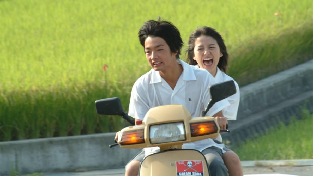 長澤雅美（右）和森山未來2004年因演出《在世界的中心呼喊愛情》聲名大噪。（翻攝自rakuten TV）