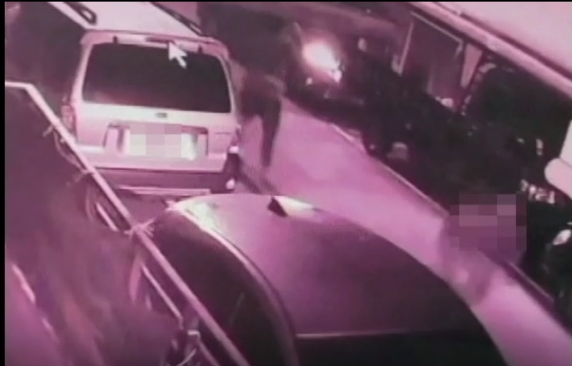 A先生在11月4日當晚，遭多名黑衣人追打。