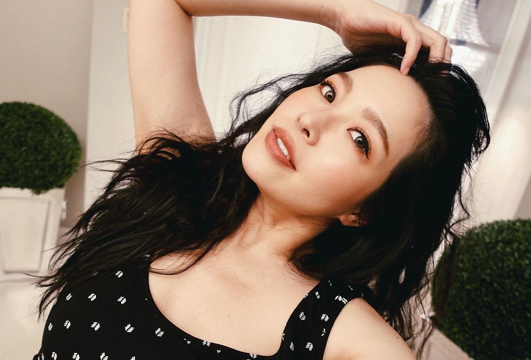 廖曉喬今早發表完妝美照，艾莉絲留言︰「天啊！這怎麼可能是孕媽咪！」（翻攝自廖曉喬IG）