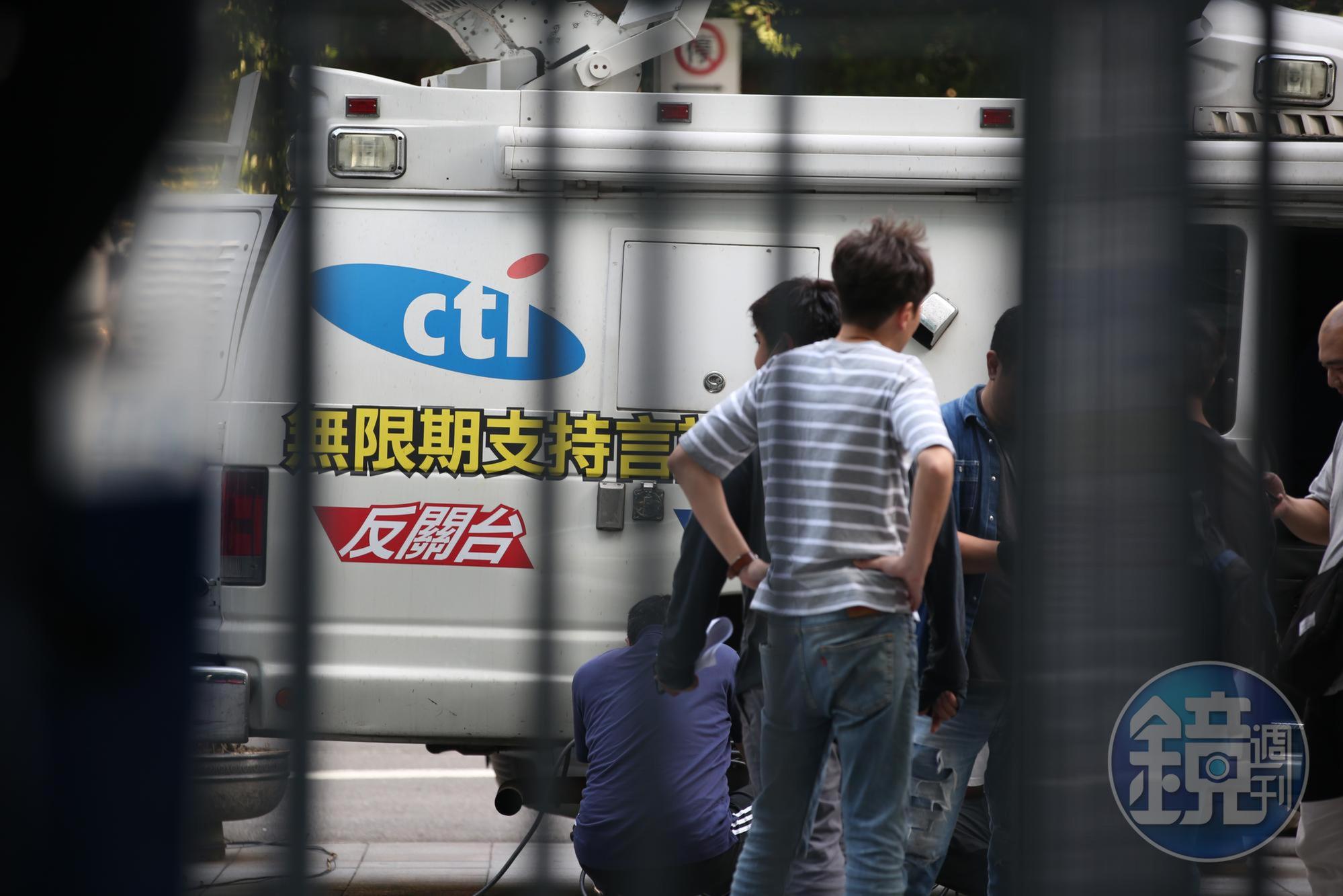 中天新聞台發表聲明表示,今天是台灣解嚴30多年來,新聞自由與言論自由最黑暗的一天。