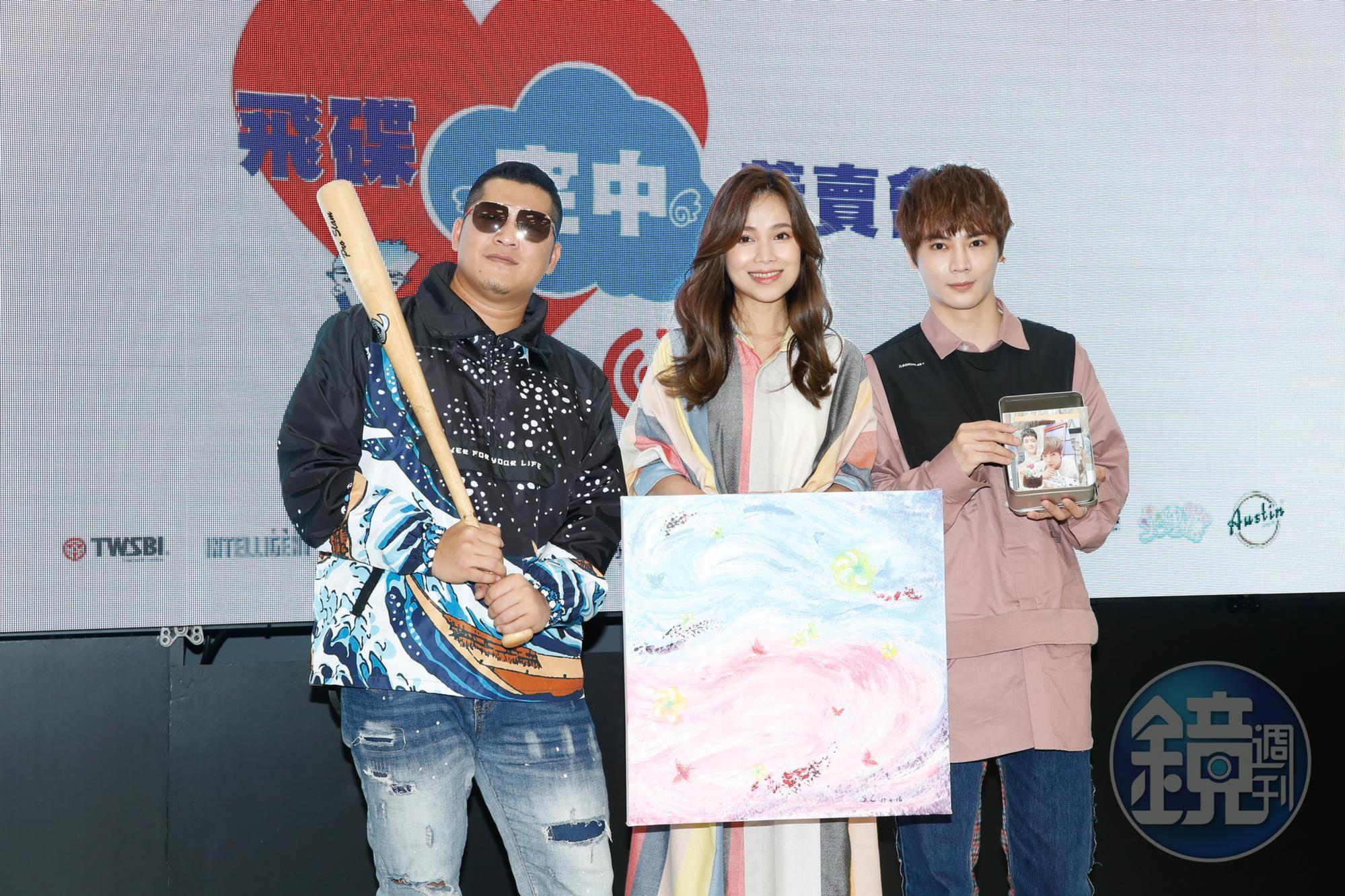 古曜威（右起）、林芯儀、含羞草的草爺出席「飛碟空中義賣會」公益記者會，為紅心字會籌募弱勢家庭兒童營養餐費。