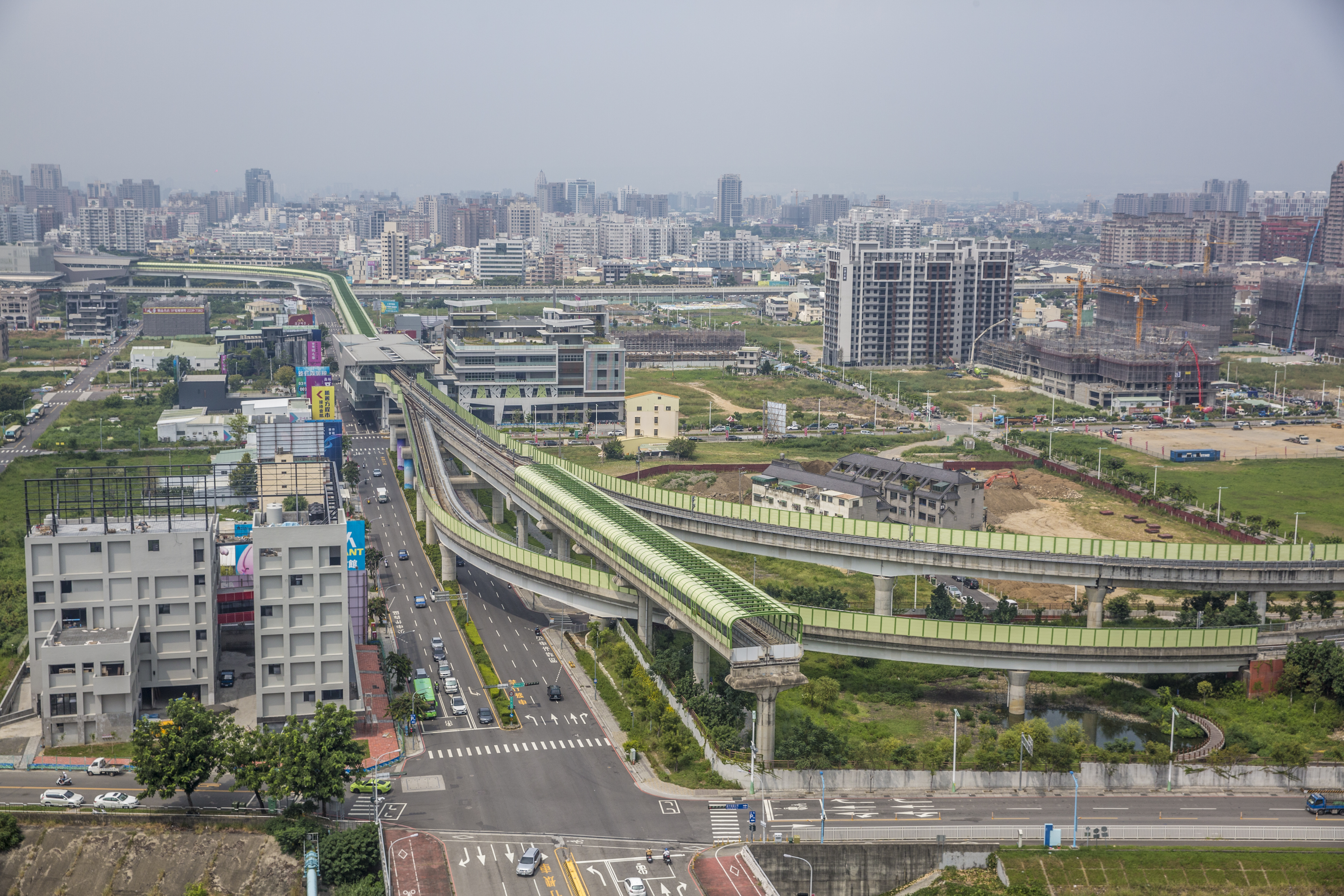 「機廠特區」與「單元12」重劃區建商推案量高達39件，預計將有超過1萬戶入住。