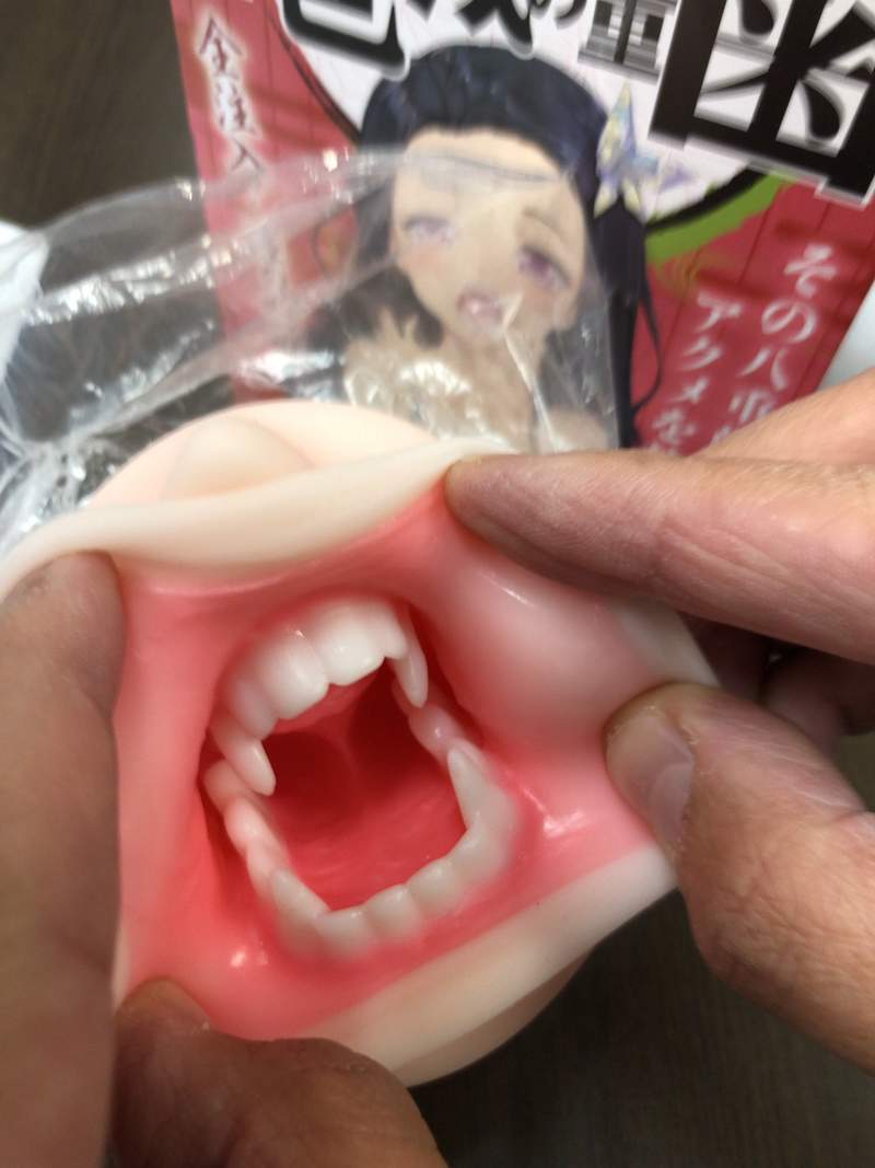 商品模擬禰豆子被鬼咬後長出尖牙的嘴形。（翻攝TMA_Tama_eigyo推特）