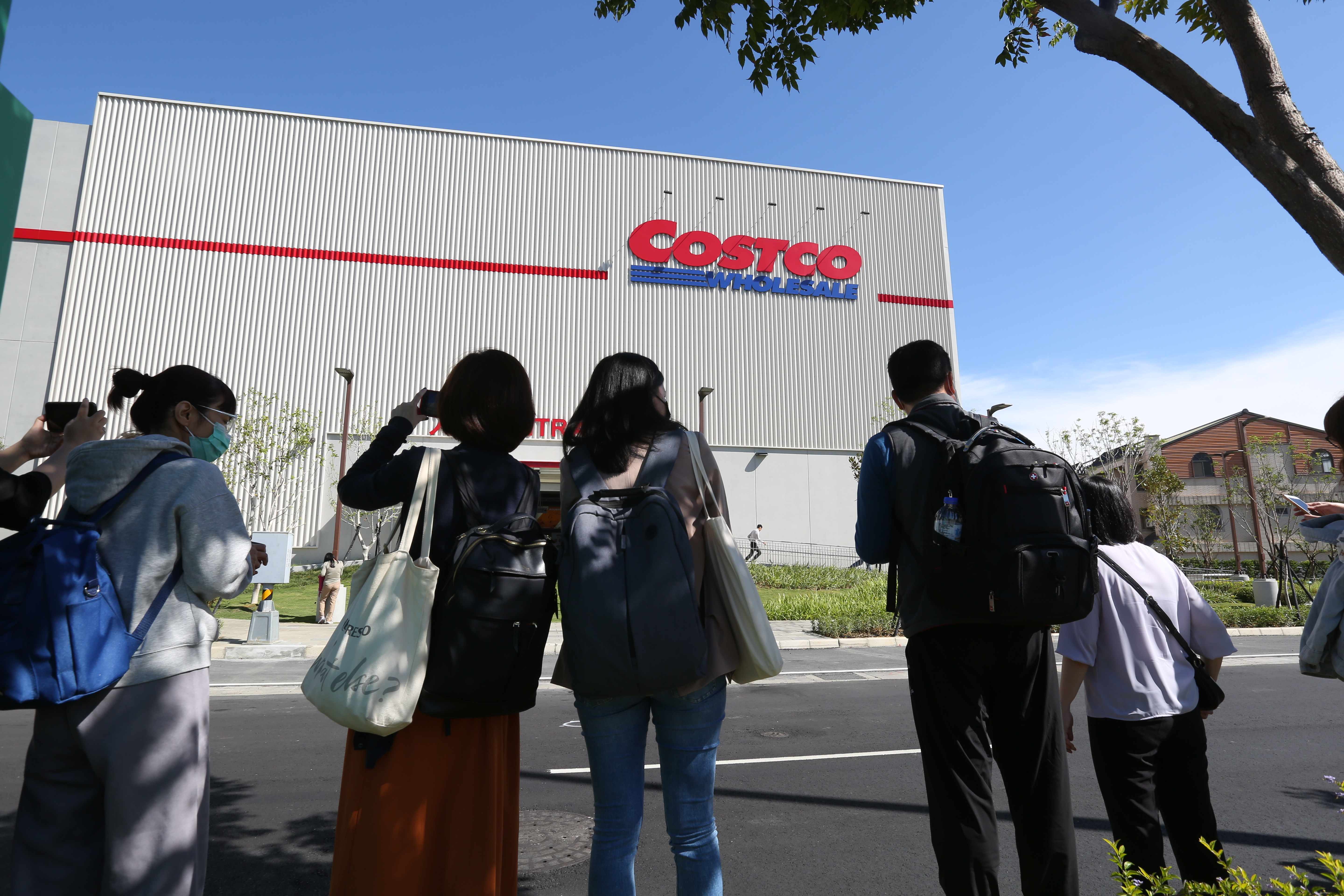 11月開幕的「好市多北台中店」，離捷運北屯站僅隔一條馬路，是商圈發展的第一支箭。