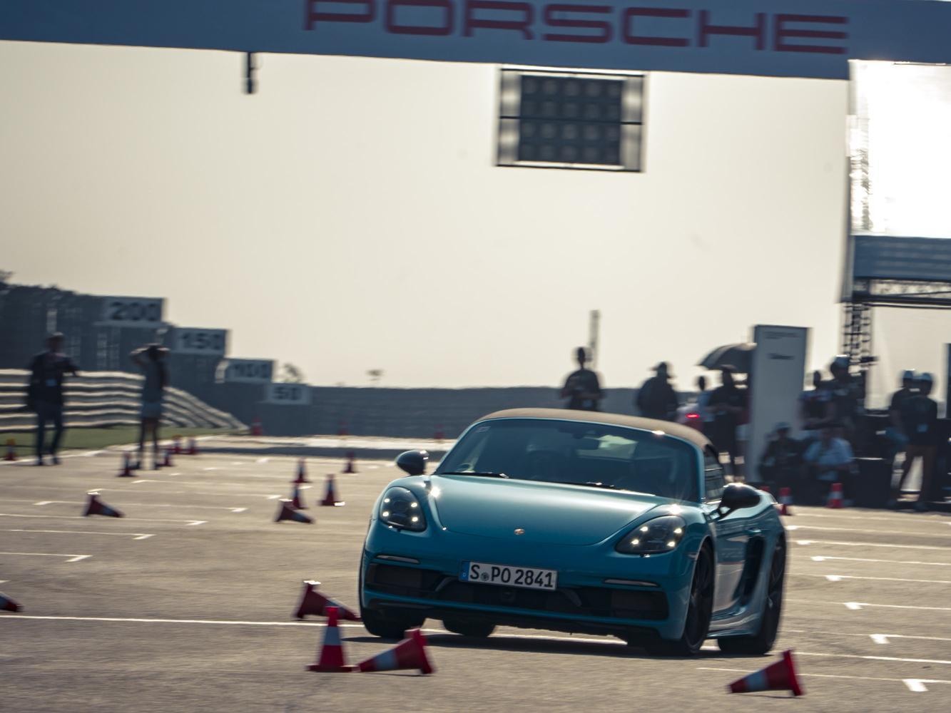 繞錐體驗採用718 Boxster T。