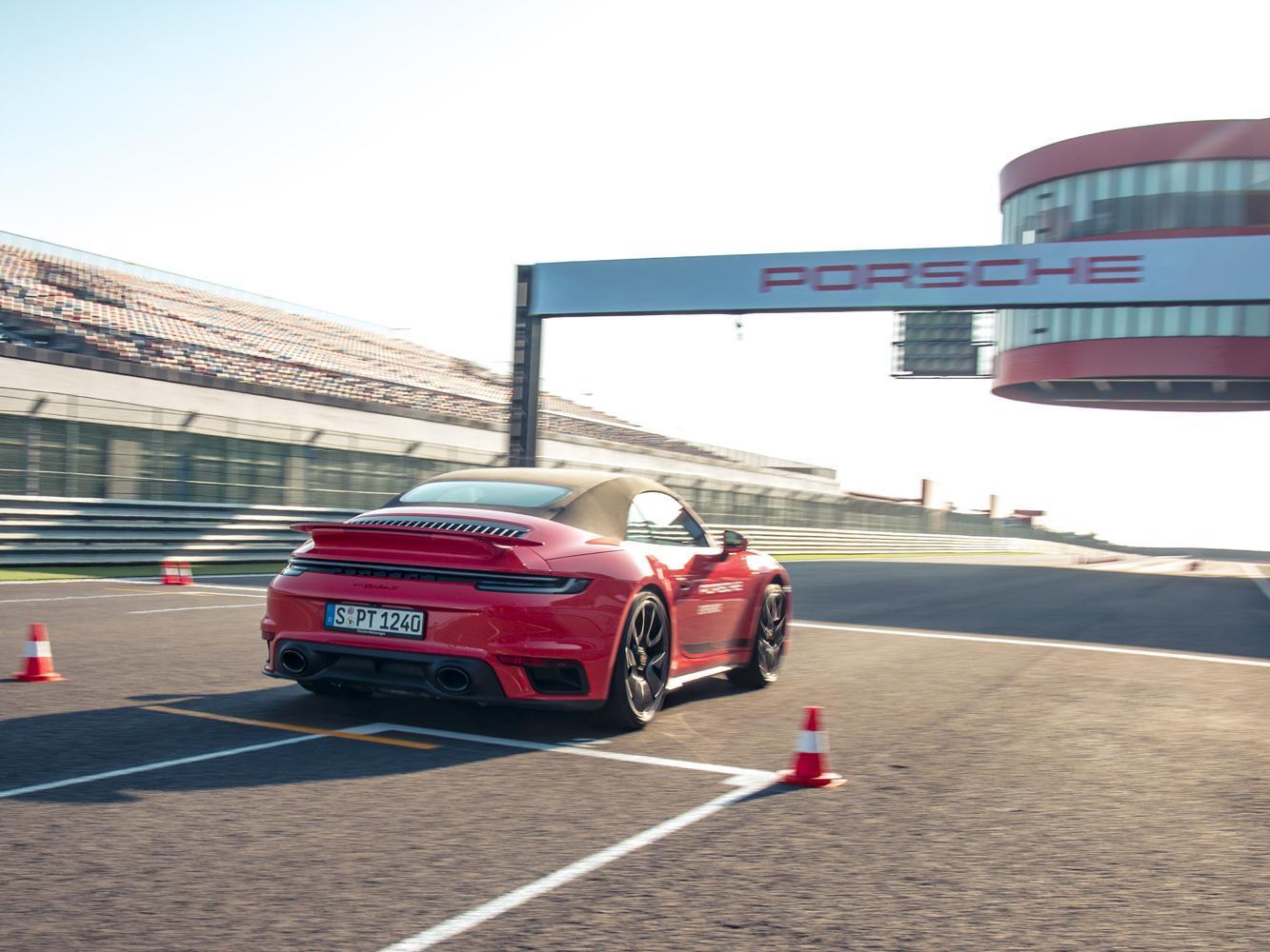 直線加速體驗採用911(992世代)Turbo S。