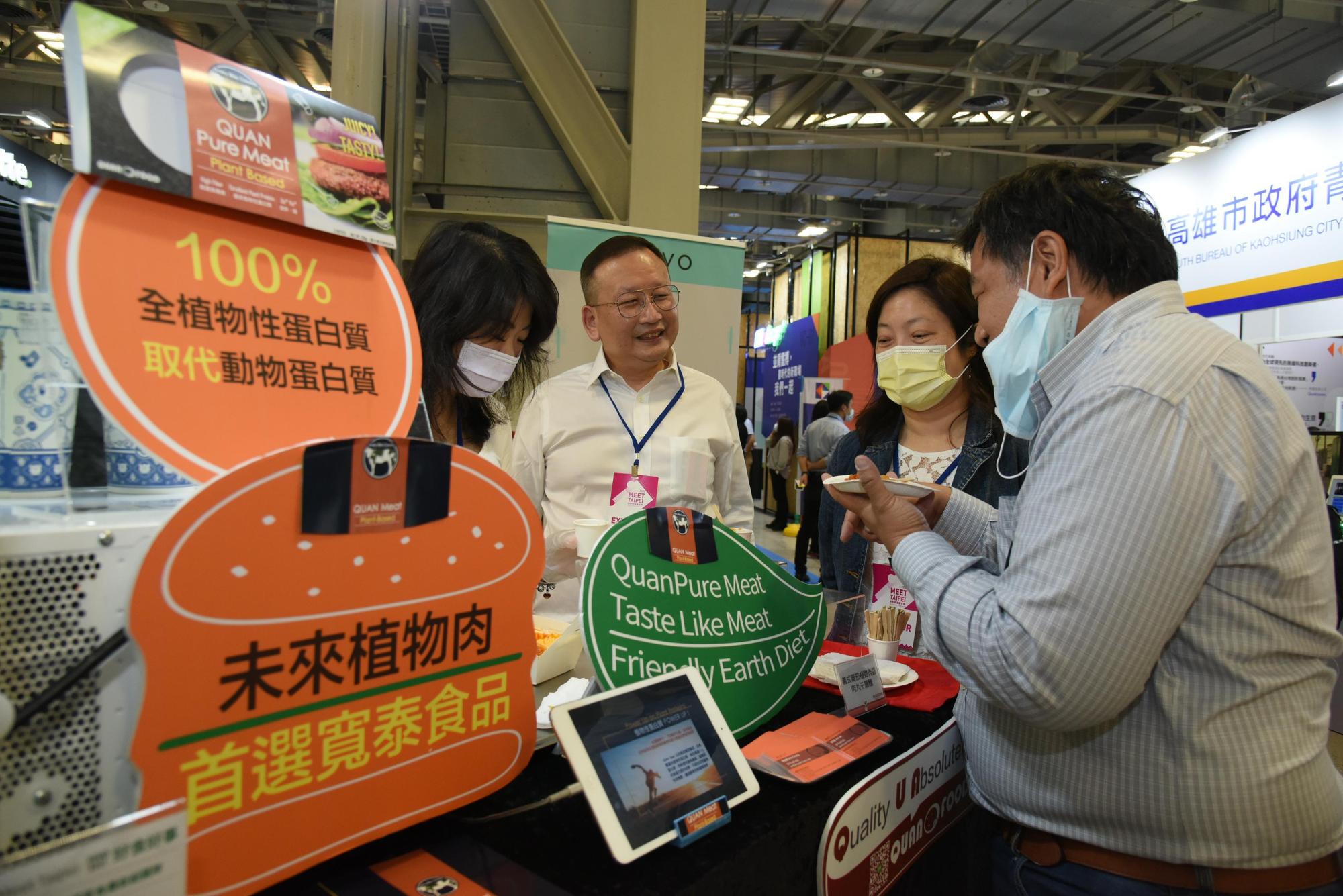 好食好事加速器新創團隊寬泰食品於Meet Taipei現場提供義式番茄植物肉醬千層麵,供參展民眾試吃。(好食好事基金會 提供)