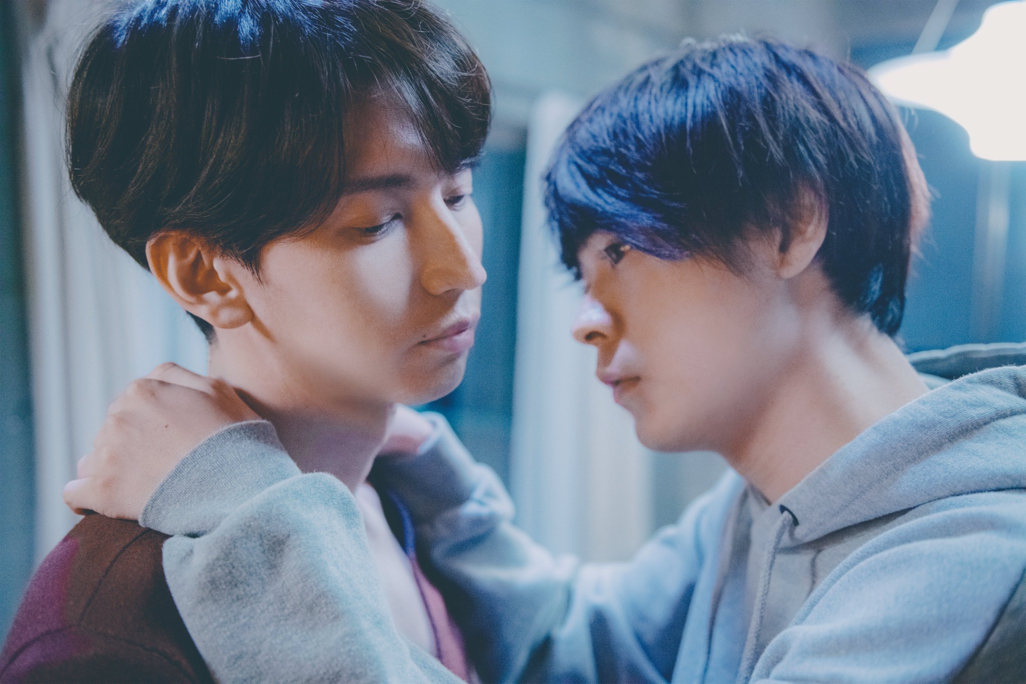 大倉忠義（左）與成田凌於《愛在末路之境》有多場全裸戲份，在台分級列為限制級。（網路圖片）