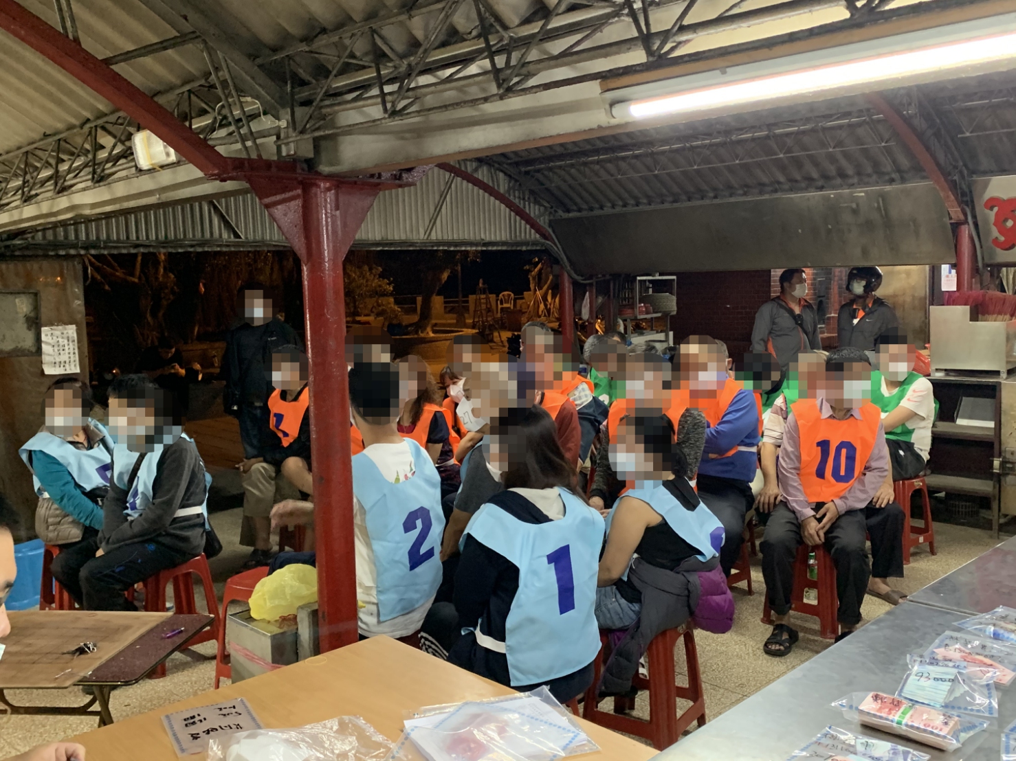 警方出動大批警力在二重疏洪道公有陰廟「萬善同」逮獲賭客28人。（警方提供）