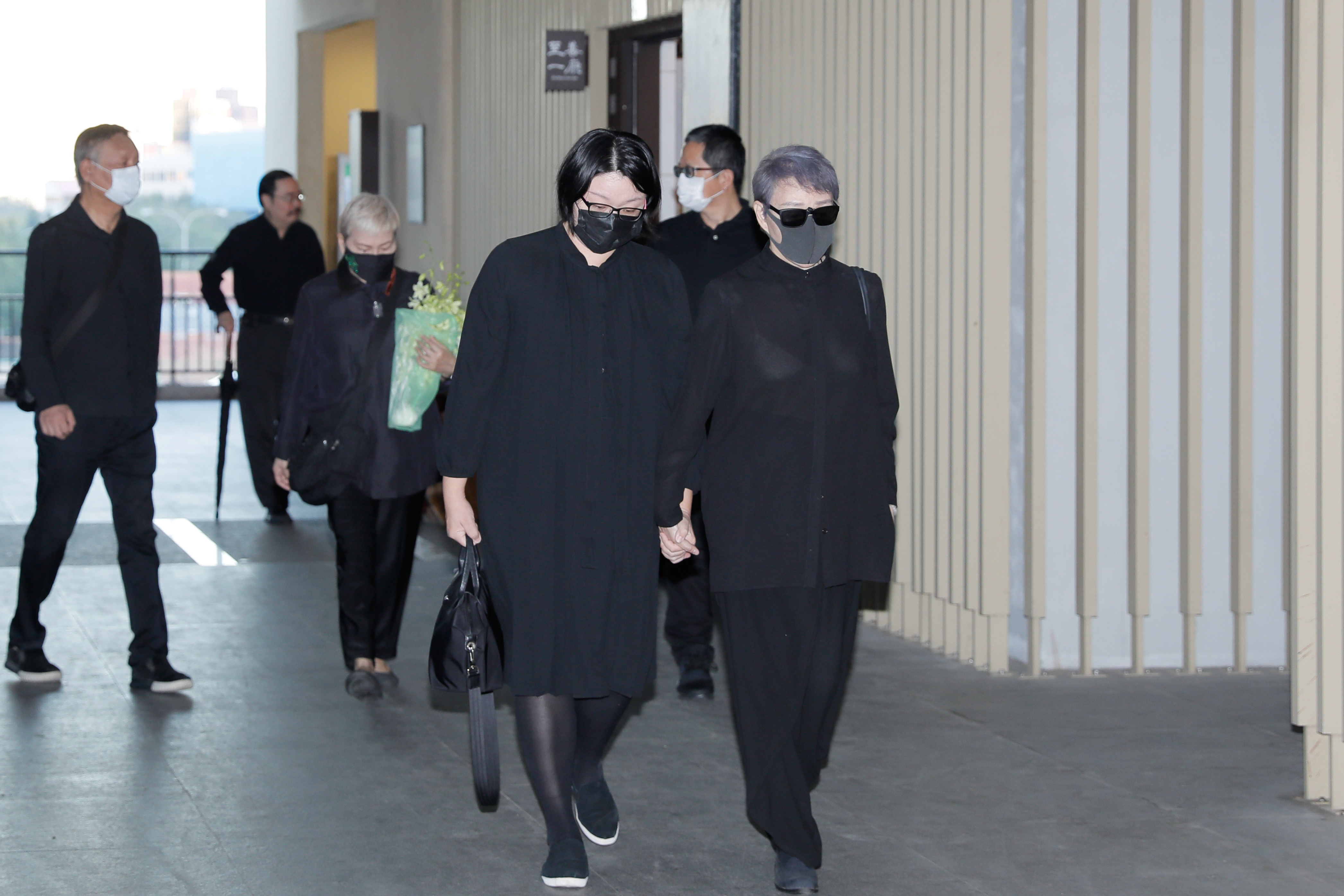 琉璃工房創辦人張毅日前病逝，大體19日火化，其遺孀楊惠姍一早哀戚地現身第二殯儀館送丈夫最後一程。