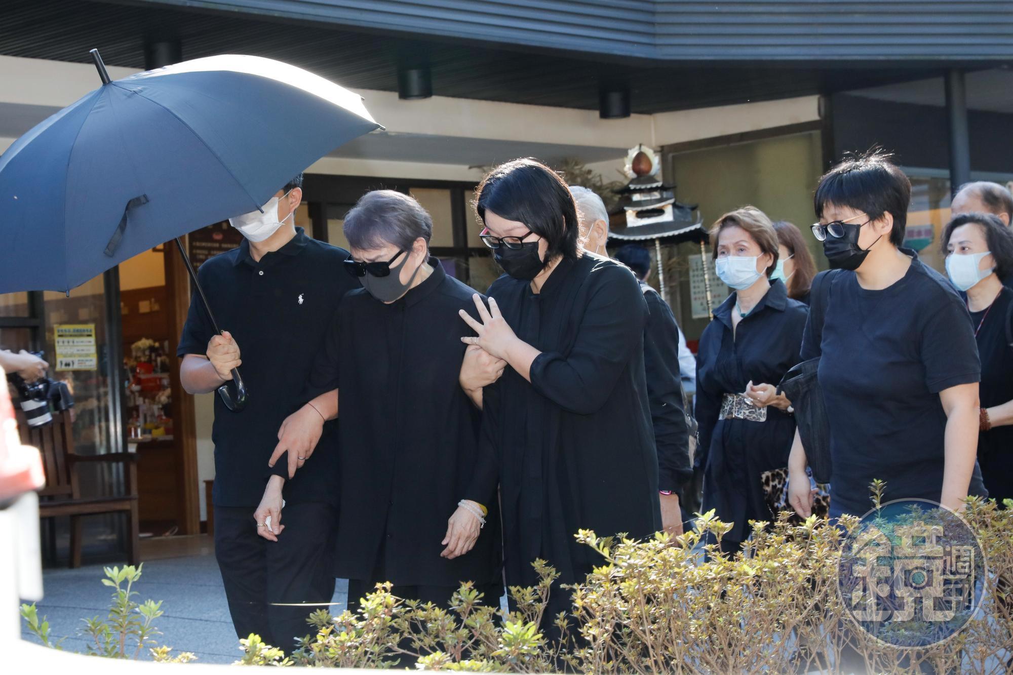 楊惠姍由家人撐著黑傘，攙扶她回休息室。