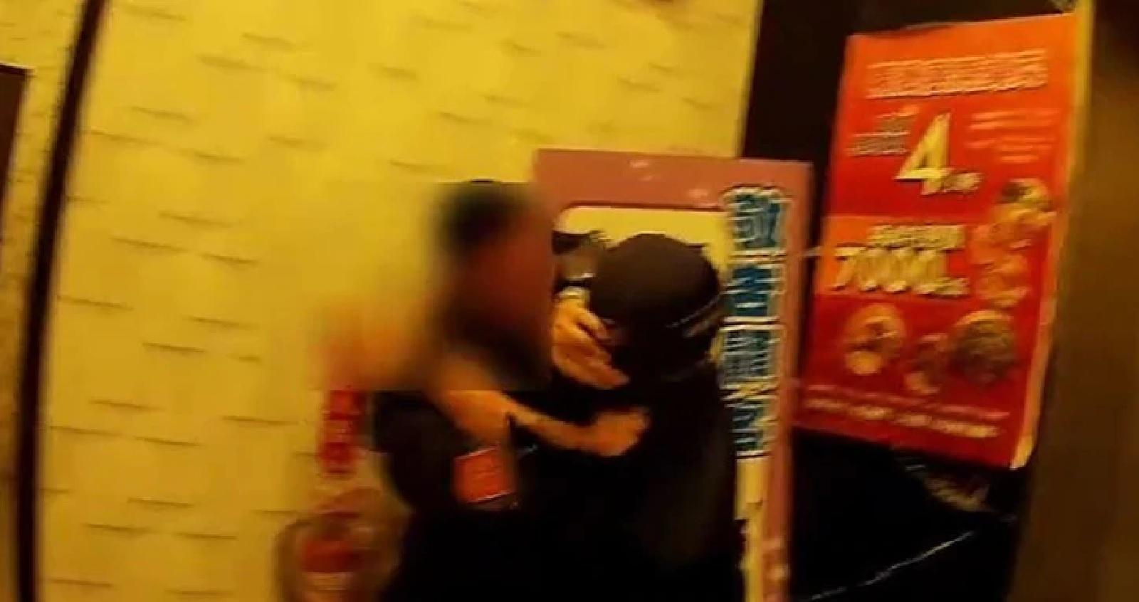 郭姓中士與前往KTV處理糾紛的員警發生衝突。（翻攝畫面）