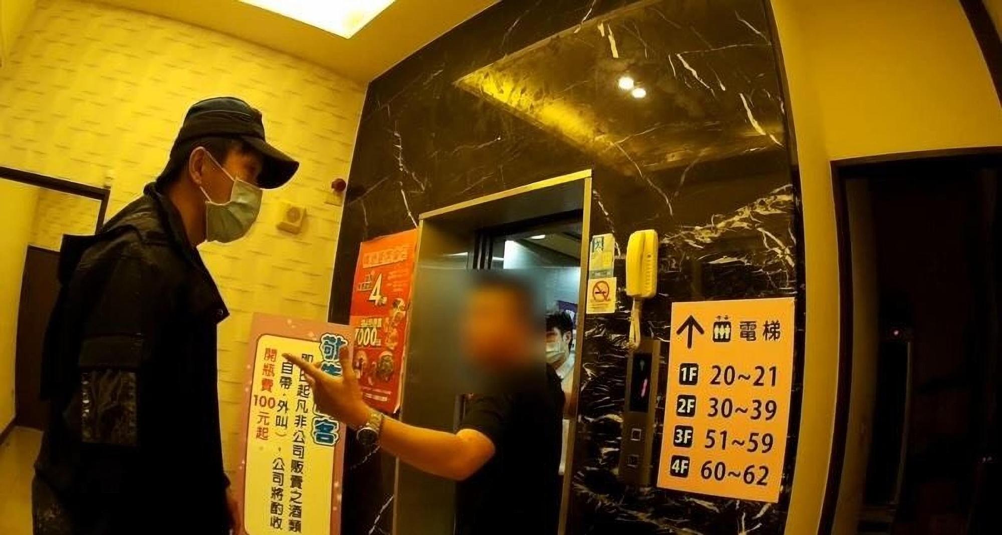 郭姓中士與前往KTV處理糾紛的員警發生衝突。（翻攝畫面）