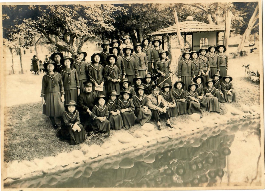 黃彥傑出借給高雄女中日治時期的老照片是他費盡心思得來的珍貴收藏,卻遭校方遺失。(黃彥傑提供)