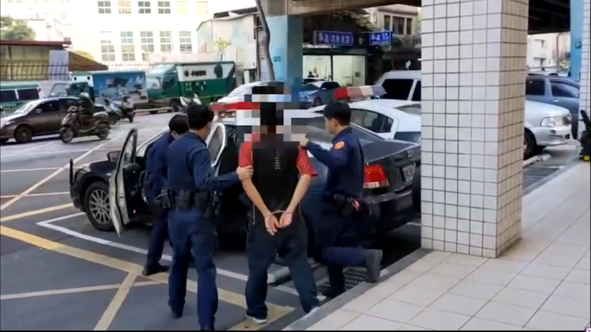 警方訊後依傷害、恐嚇、妨害自由及妨害性自主等罪，將李姓水電工移送新北地檢偵辦。（翻攝畫面）