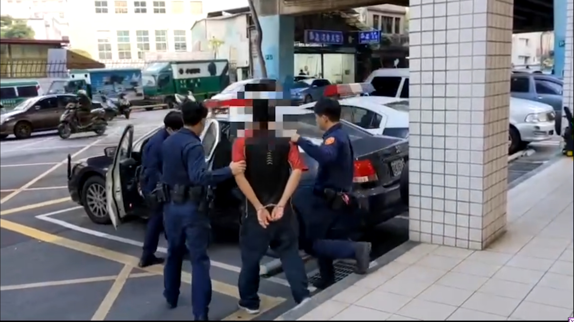 警方訊後依傷害、恐嚇、妨害自由及妨害性自主等罪，將李姓水電工移送新北地檢偵辦。（翻攝畫面）