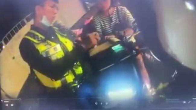 一名媽媽因違規被警員開單,事後直催油門離去,後座的小孩因此重心不穩地從後座跌落,引起公憤。(翻攝畫面)