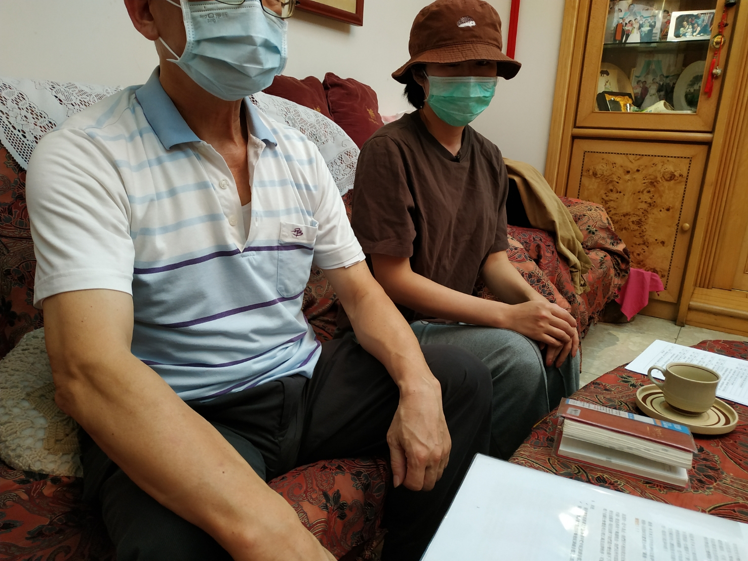 死者父親、妹妹出面受訪,認為姊姊被婆婆的言語霸凌逼死。