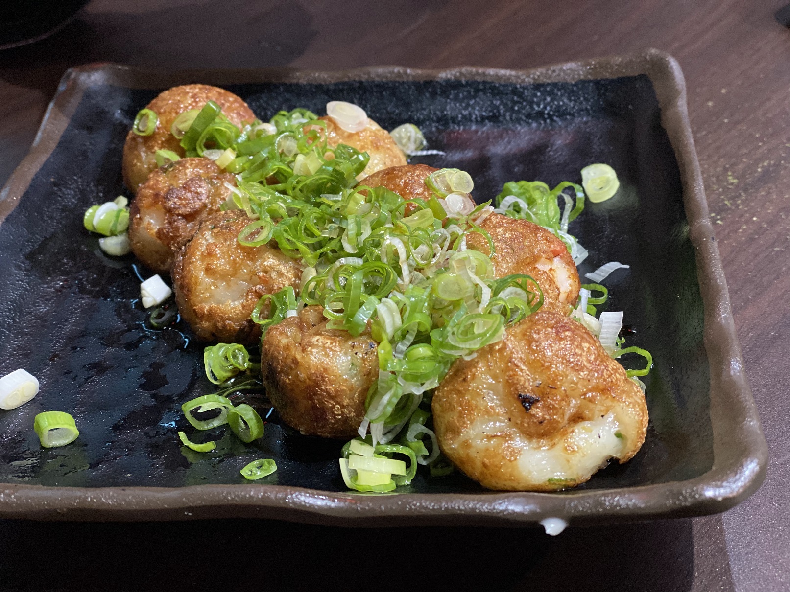 專賣章魚燒的小店，日式椪醋口味非常好吃。（130元／份）