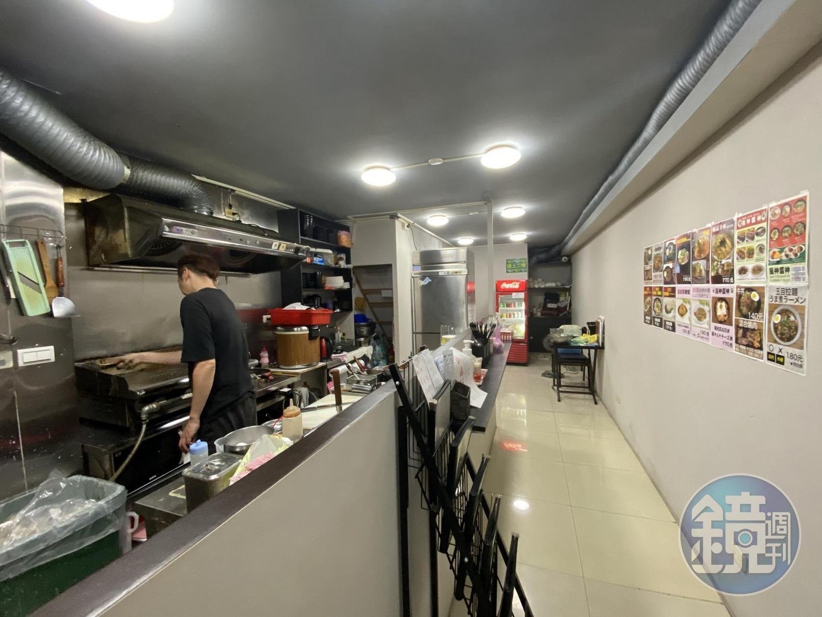 一樓只有兩個很隨意的座位,其餘全是料理空間。