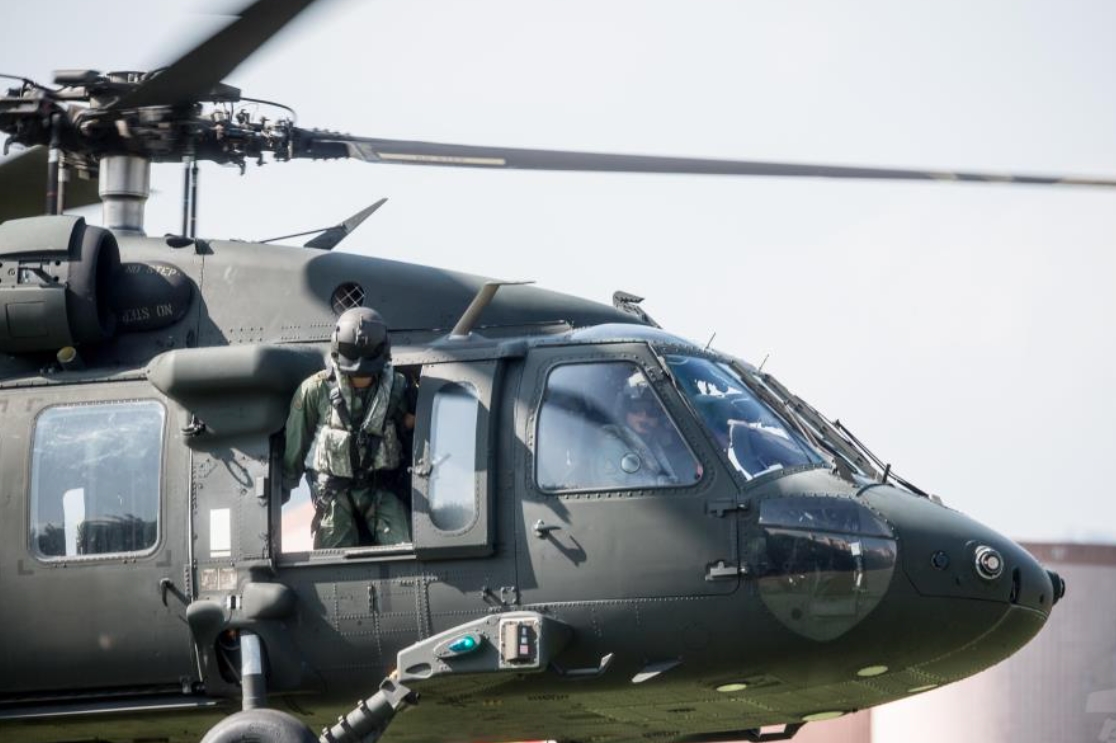 今家屬搭乘黑鷹直升機前往失事地點海域上空，向蔣上校喊話，希望他能趕快出現，示意圖。（軍聞社提供）