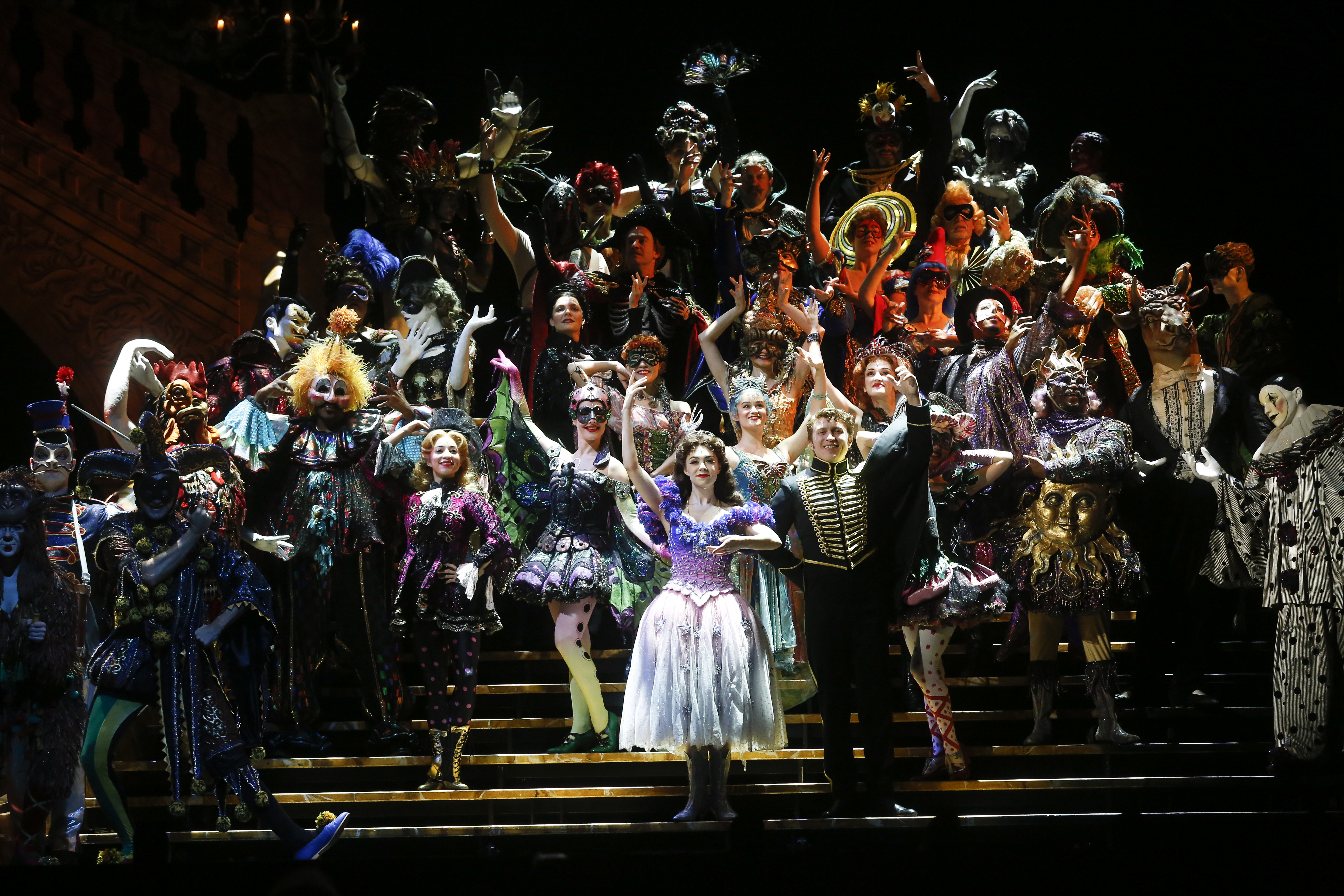 音樂劇《歌劇魅影》的〈化裝舞會〉有20多位演員同時上場,非常搶眼。