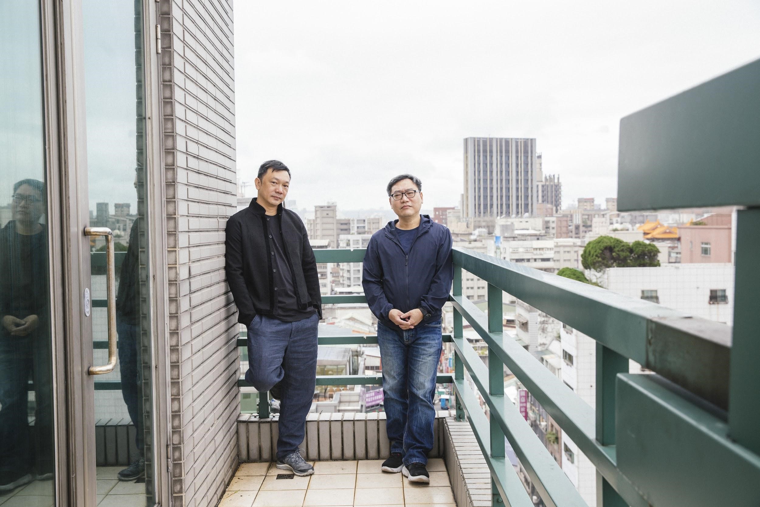 剪接師賴秀雄（右）與《同學麥娜絲》編導黃信堯。