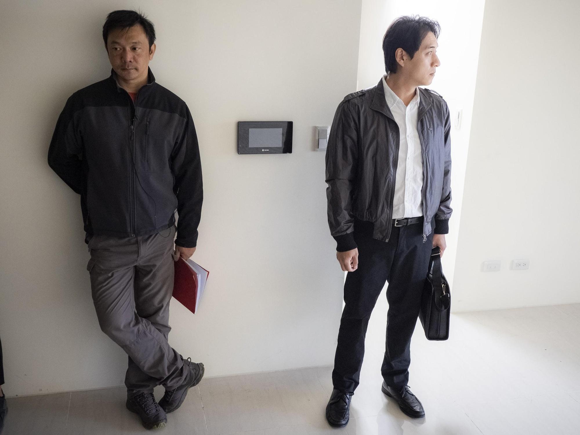 導演黃信堯（左）將平日生活消化之後得到創作靈感，右為《同學麥娜絲》演員鄭人碩。（甲上提供）